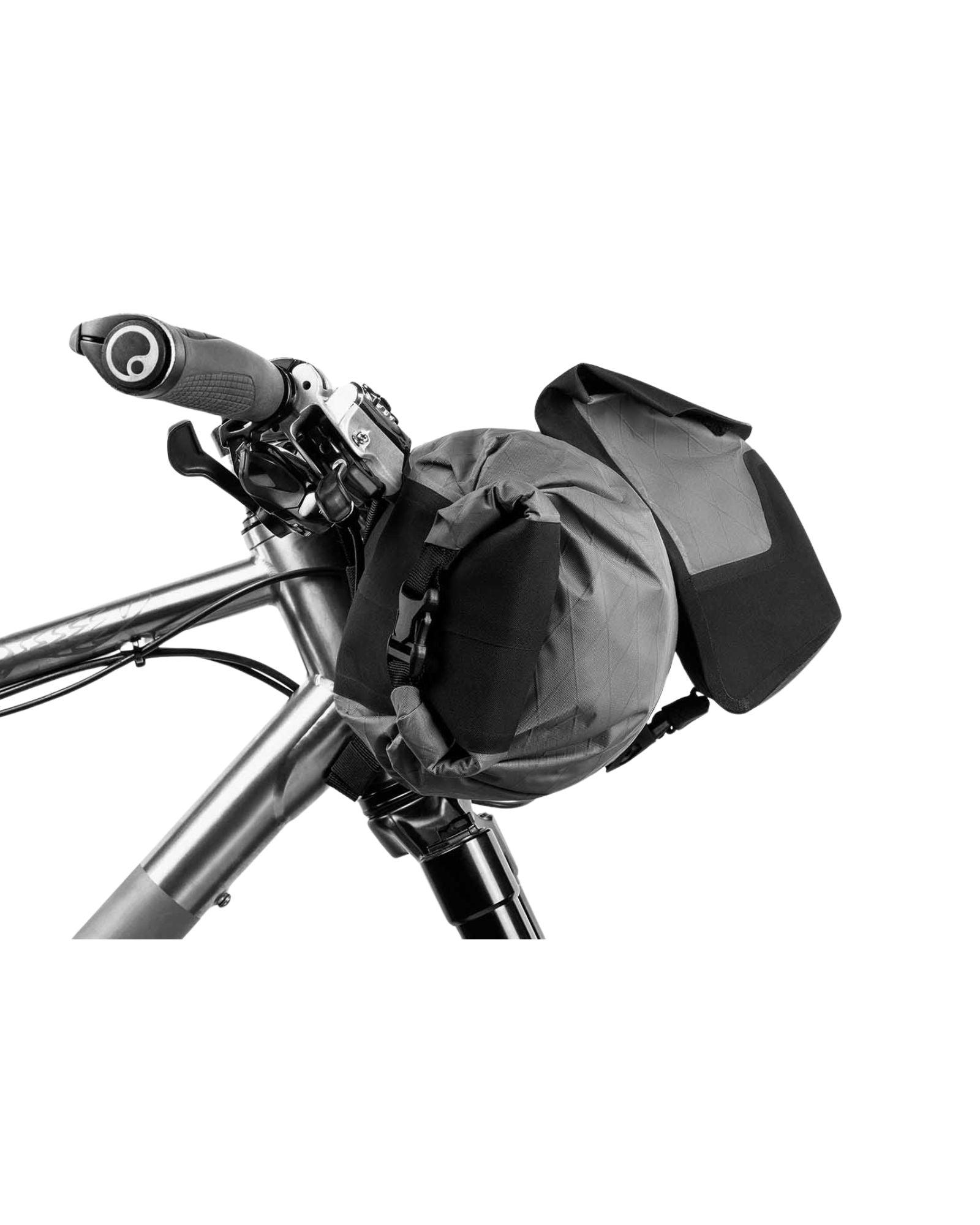 Apidura Backcountry Accessory Pocket 4L na rowerze gravel