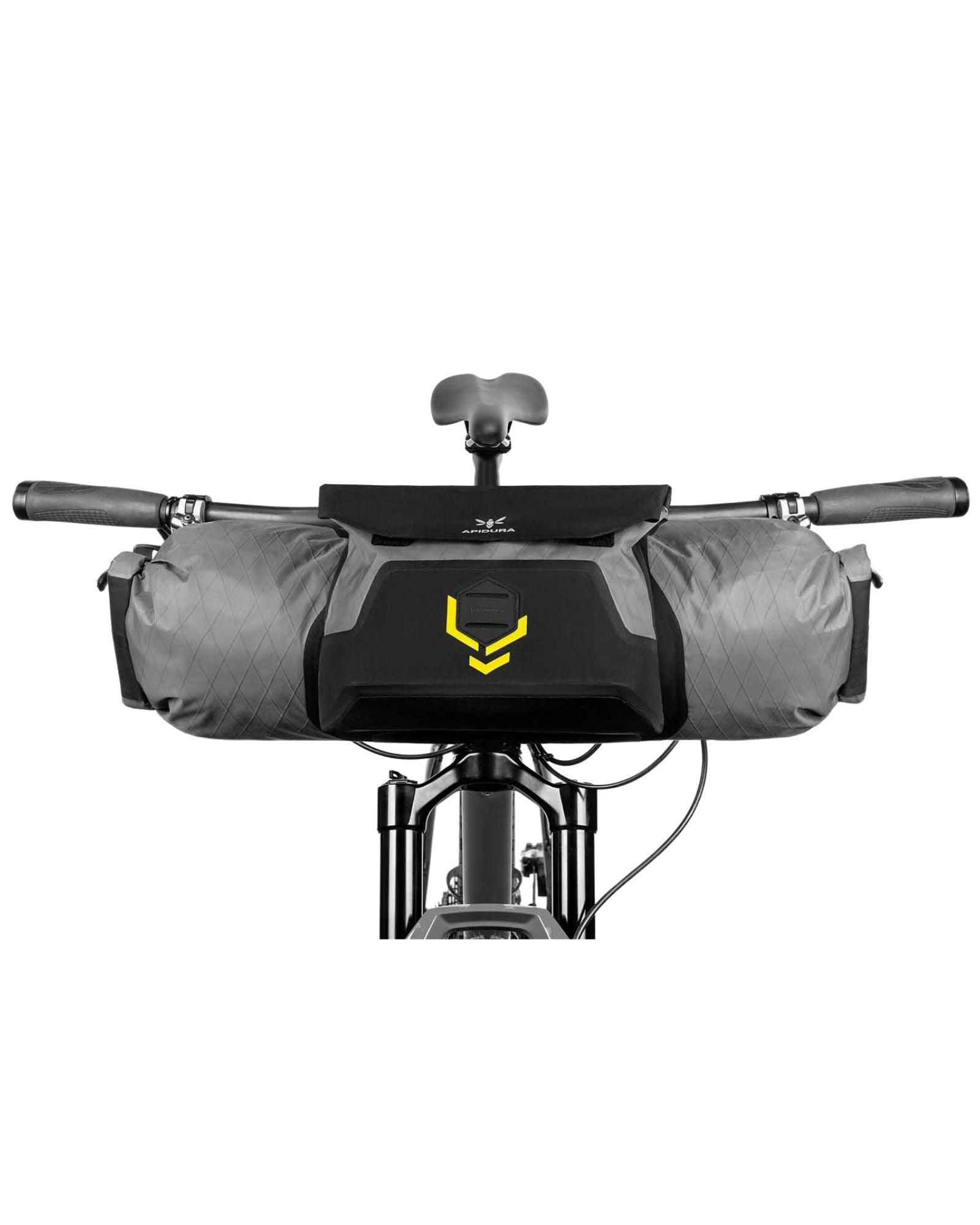 Wnętrze kieszeni Apidura Backcountry Accessory Pocket 4L z przekąskami i powerbankiem