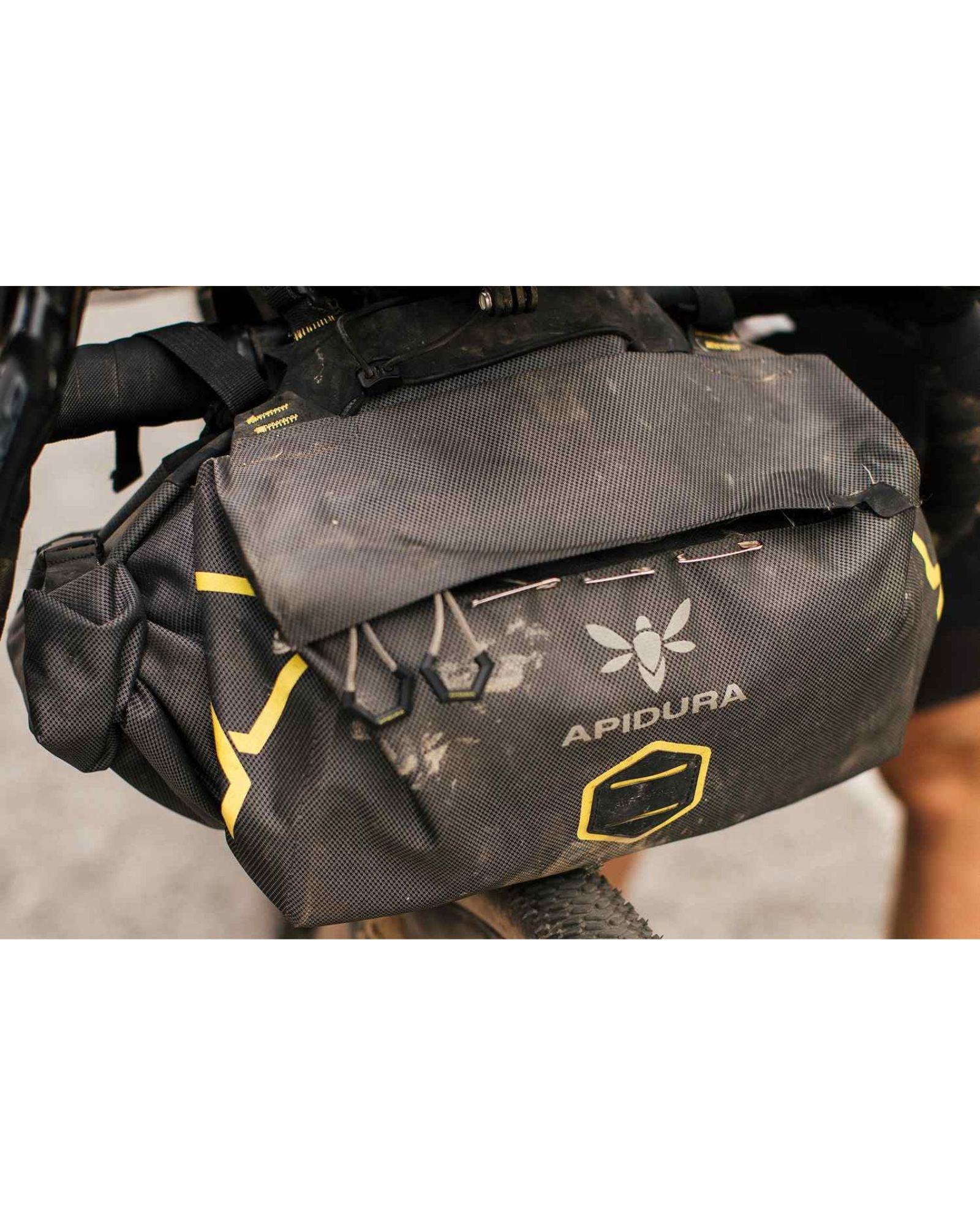 Apidura Expedition Accessory Pocket 4.5L na rowerze wyprawowym
