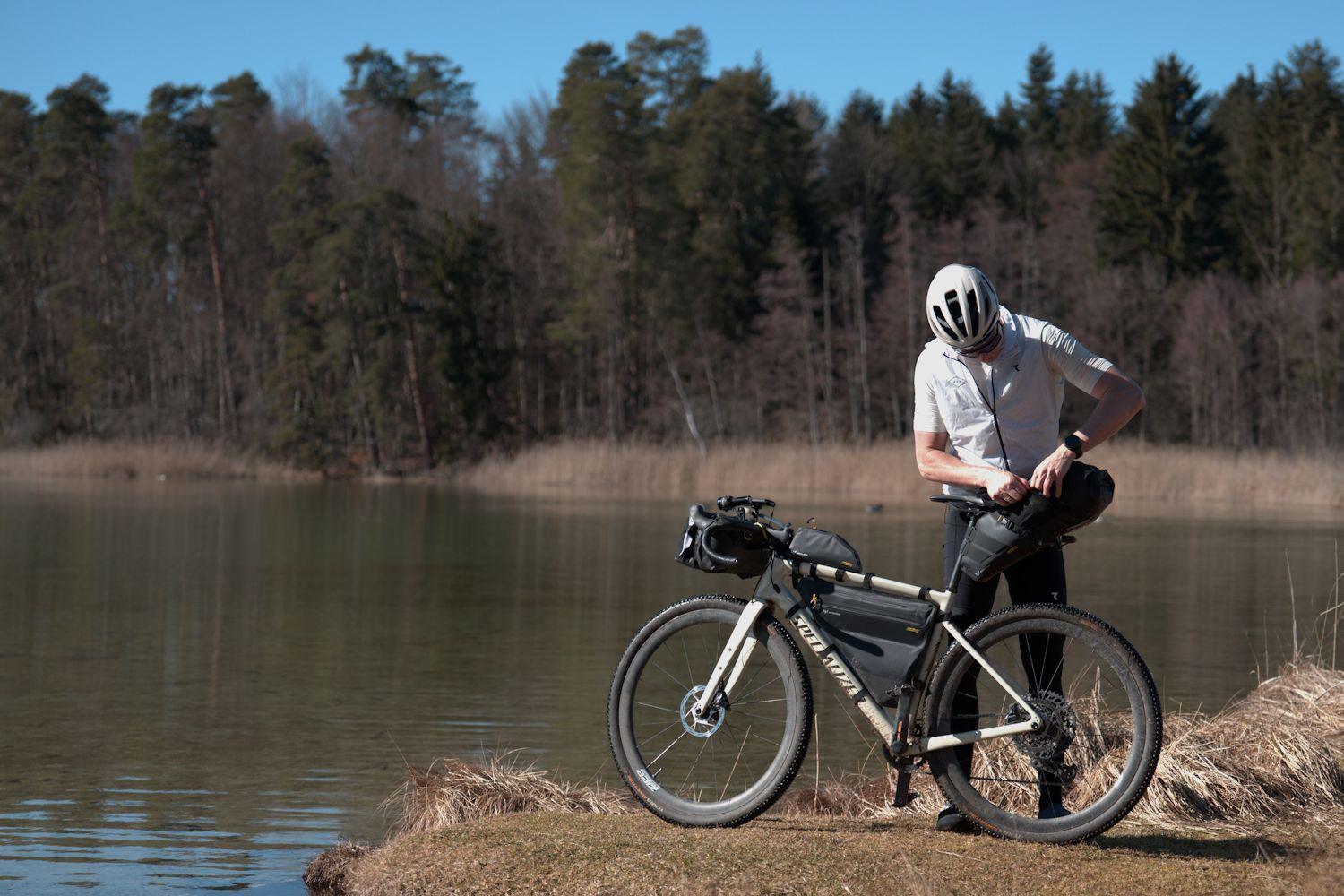 Port na kabel i kieszeń z siatki w torbie Apidura Expedition Full Frame Pack 10L