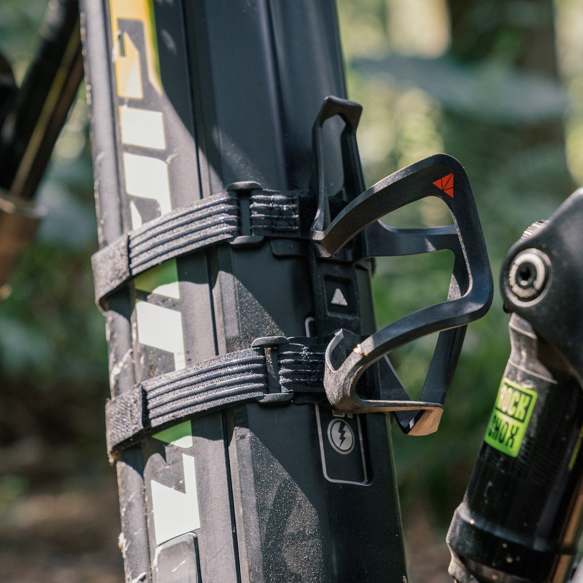 Koszyk na bidon Granite Aux Carbon – z paskami na ramie | Najs Bike