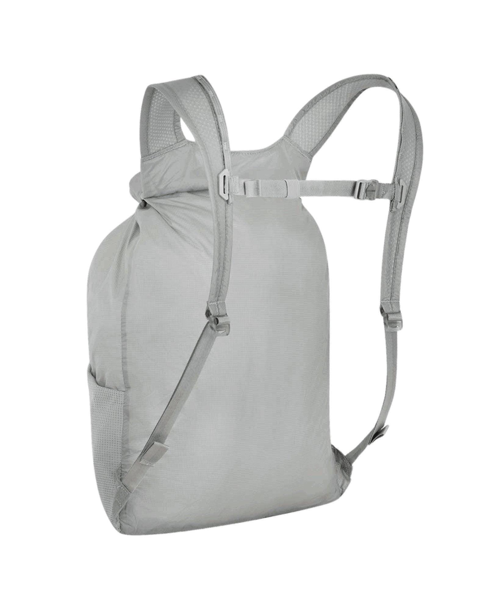 Apidura Packable Backpack 13L przypięty do ramy paskiem na rzep