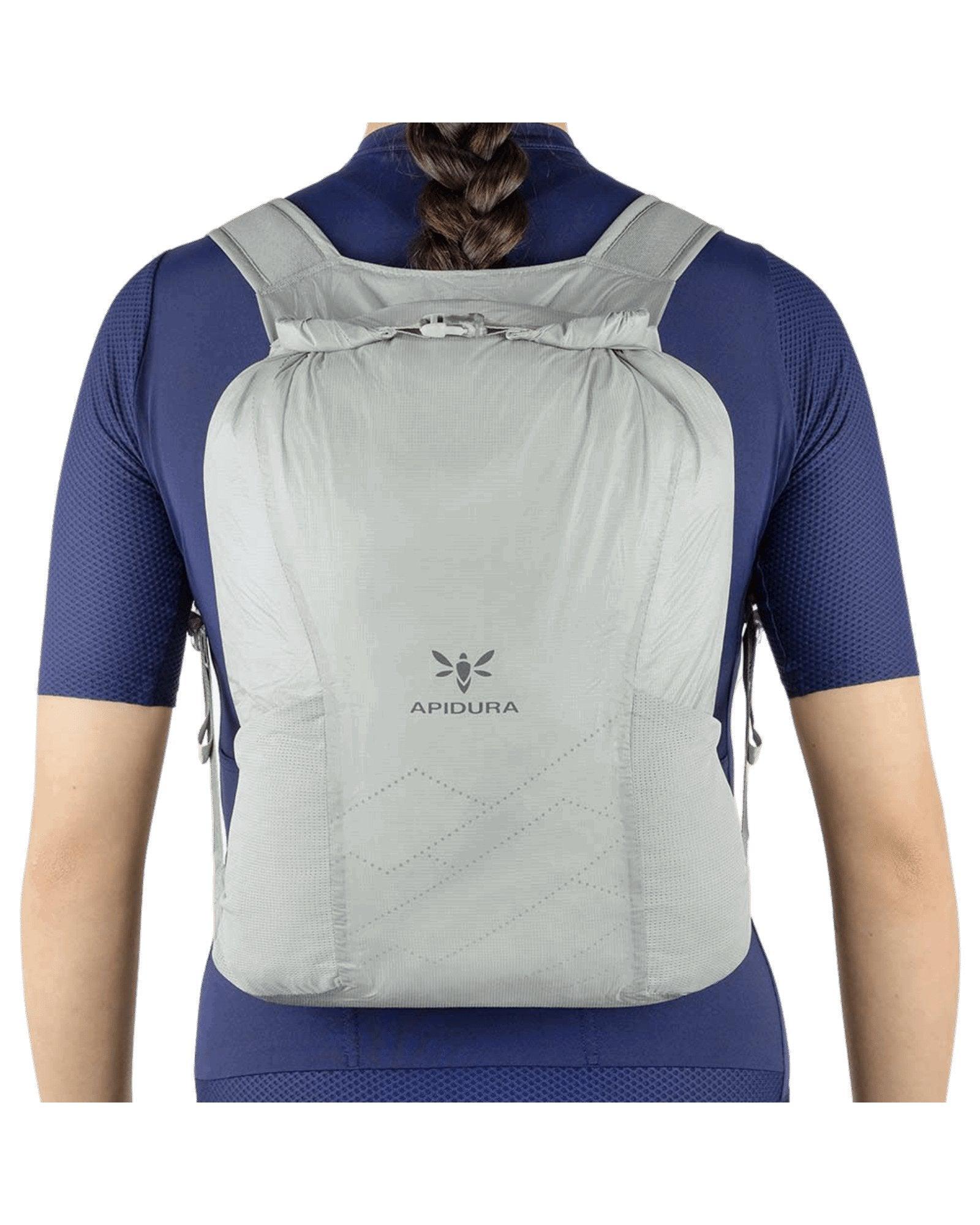 Apidura Packable Backpack 13L noszony na plecach podczas jazdy