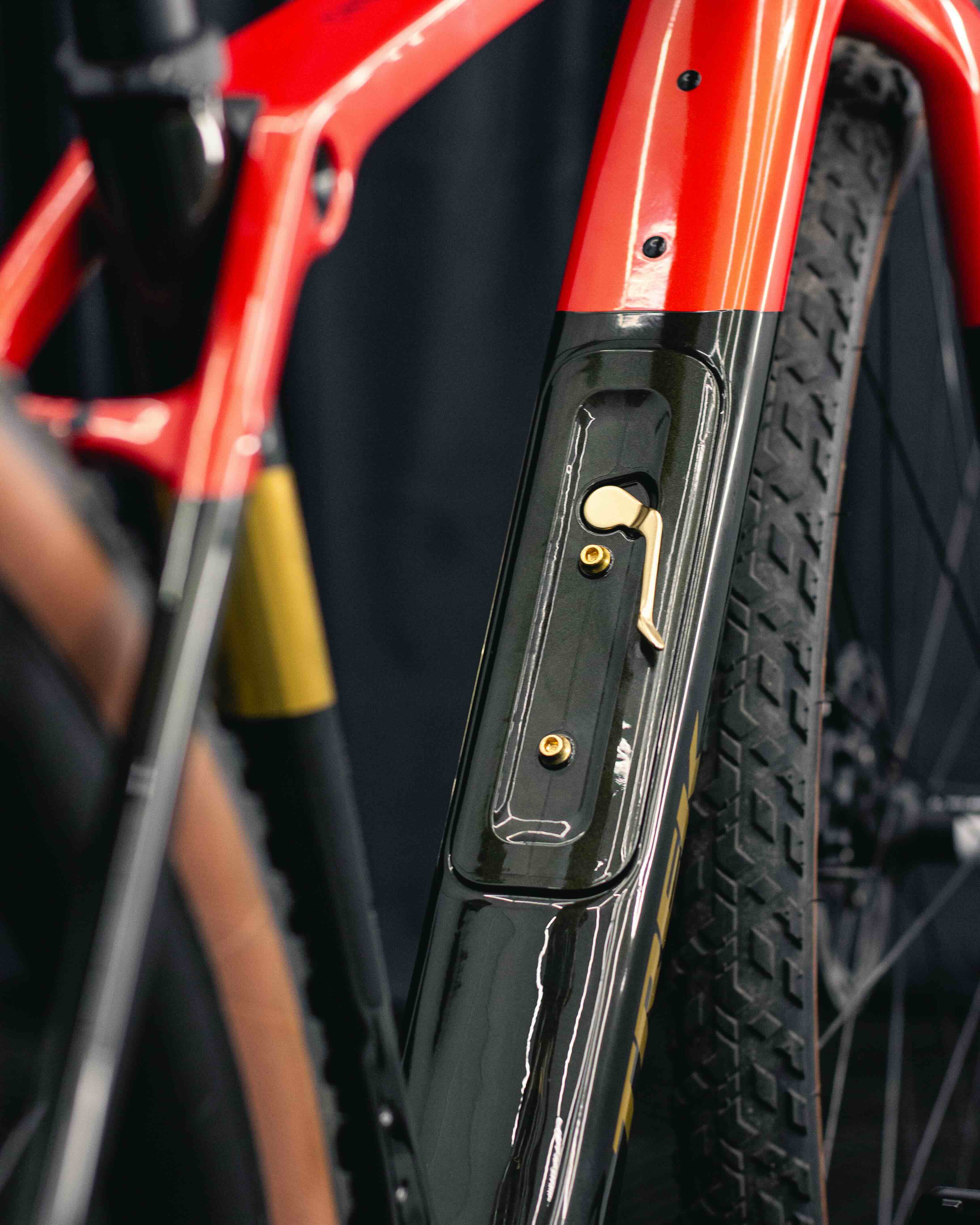 Specjalista PPF z Najs Bike Wrap podczas oklejania roweru