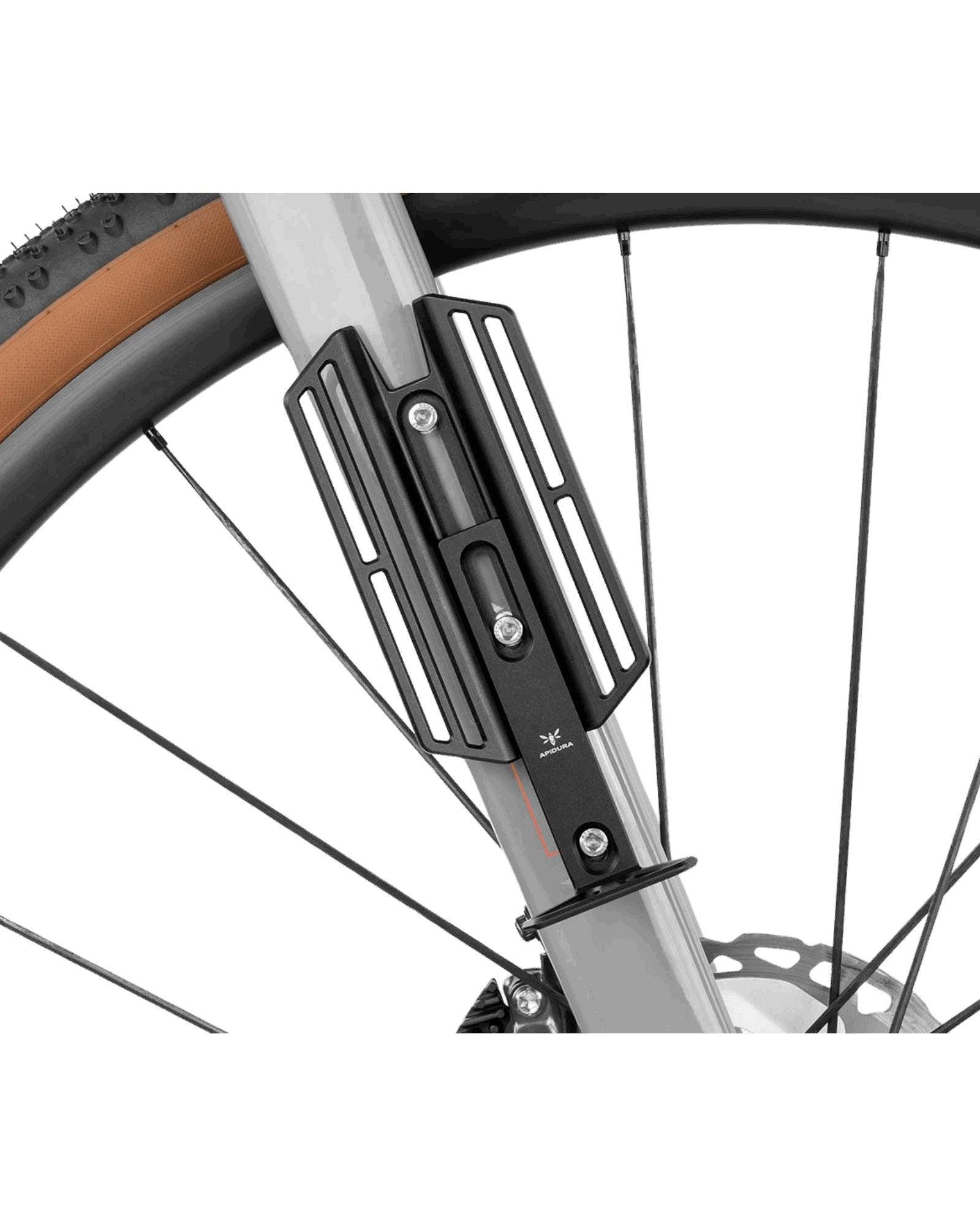 Apidura Cargo Cage – lekki aluminiowy stelaż na bagaż na widelec lub ramę