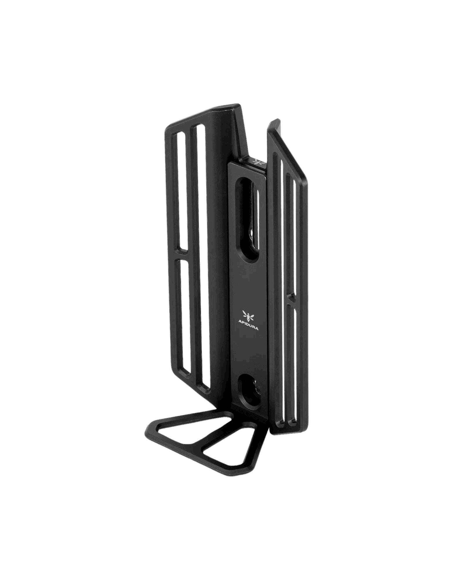 Apidura Cargo Cage zamontowany w miejscu koszyka na bidon