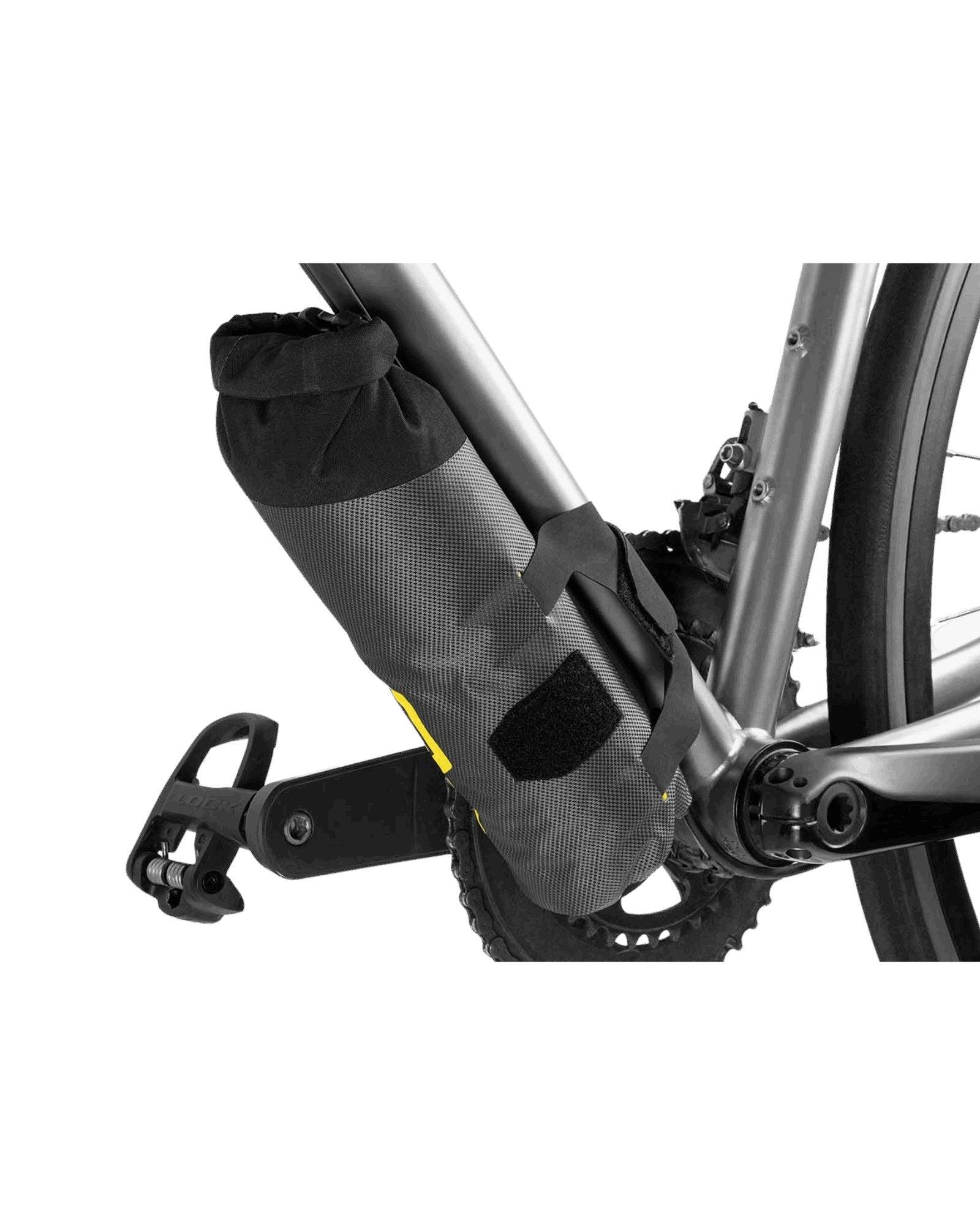 Zwijane zamknięcie torby Apidura Expedition Downtube Pack 1.2L