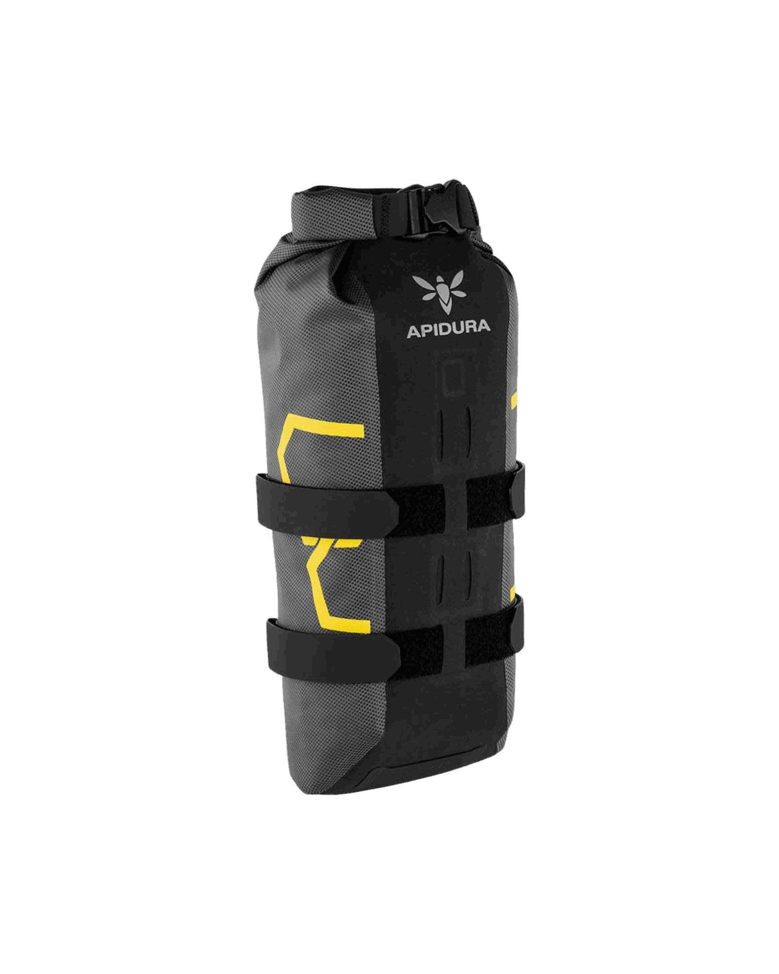 Apidura Expedition Fork Pack 3L zamontowana na stelażu na widelcu