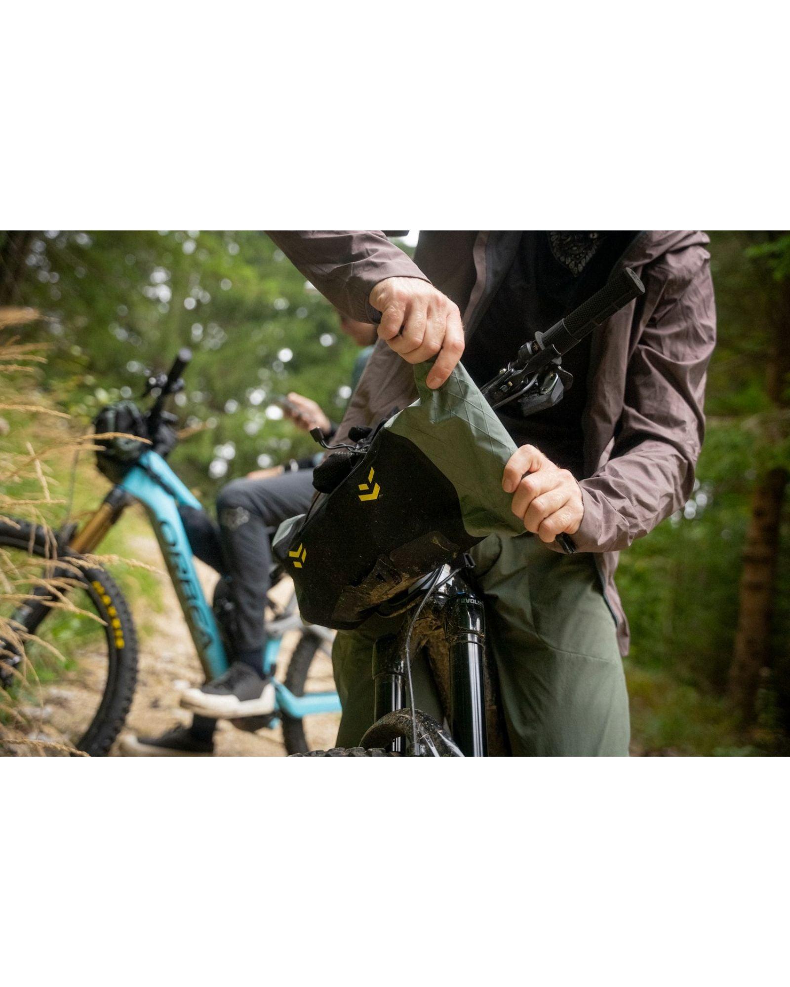 Apidura Backcountry Handlebar Pack 11L ze śpiworem i namiotem