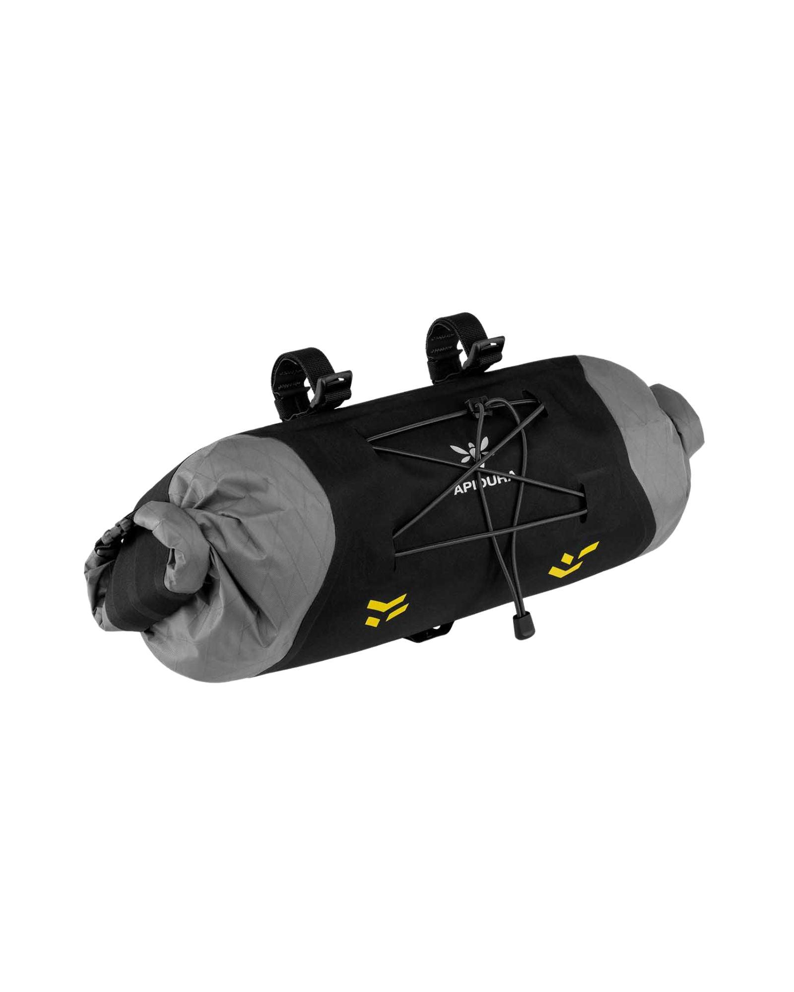 Apidura Backcountry Handlebar Pack zamontowana na kierownicy MTB