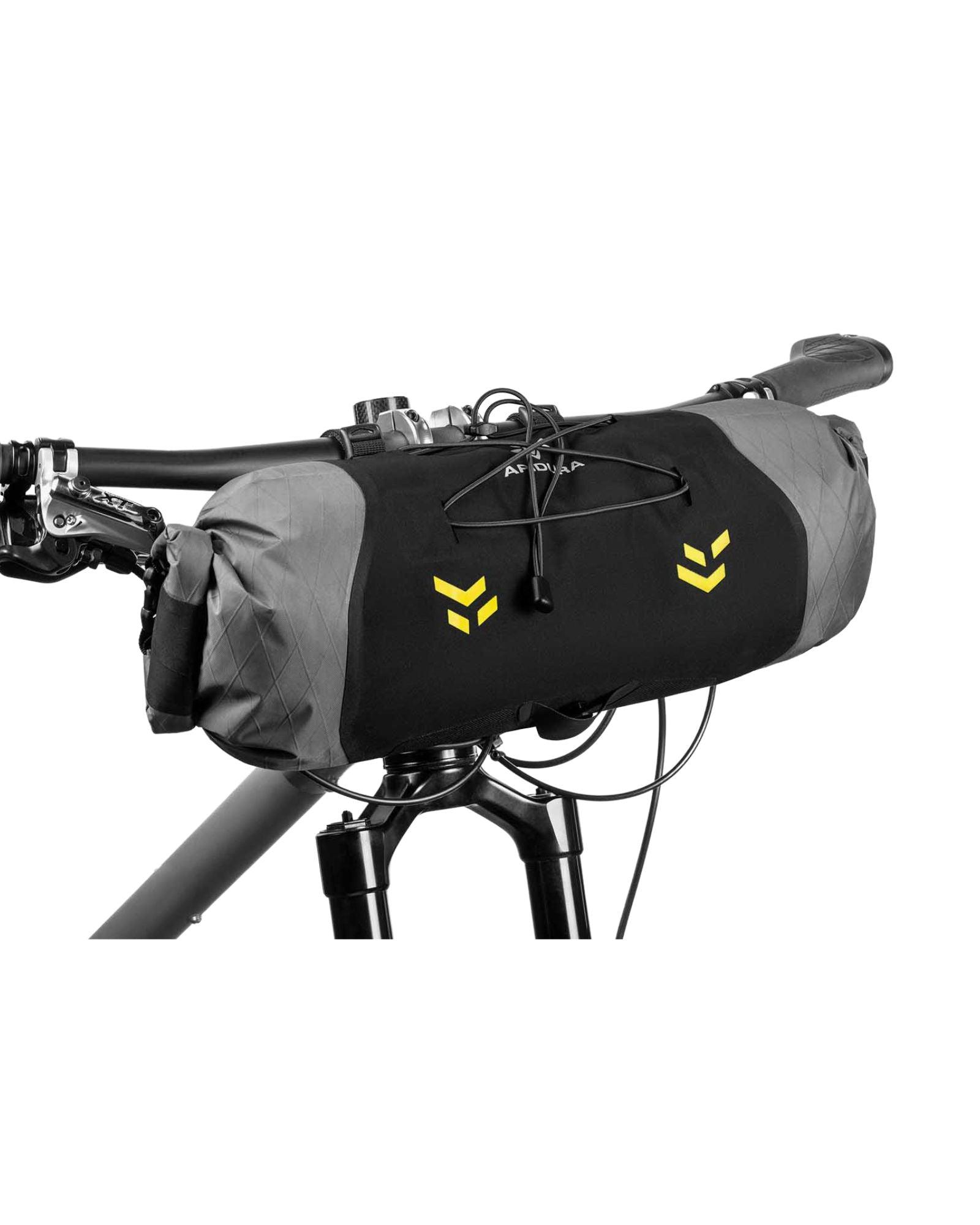 Sznurek bungee na torbie Apidura Backcountry Handlebar Pack