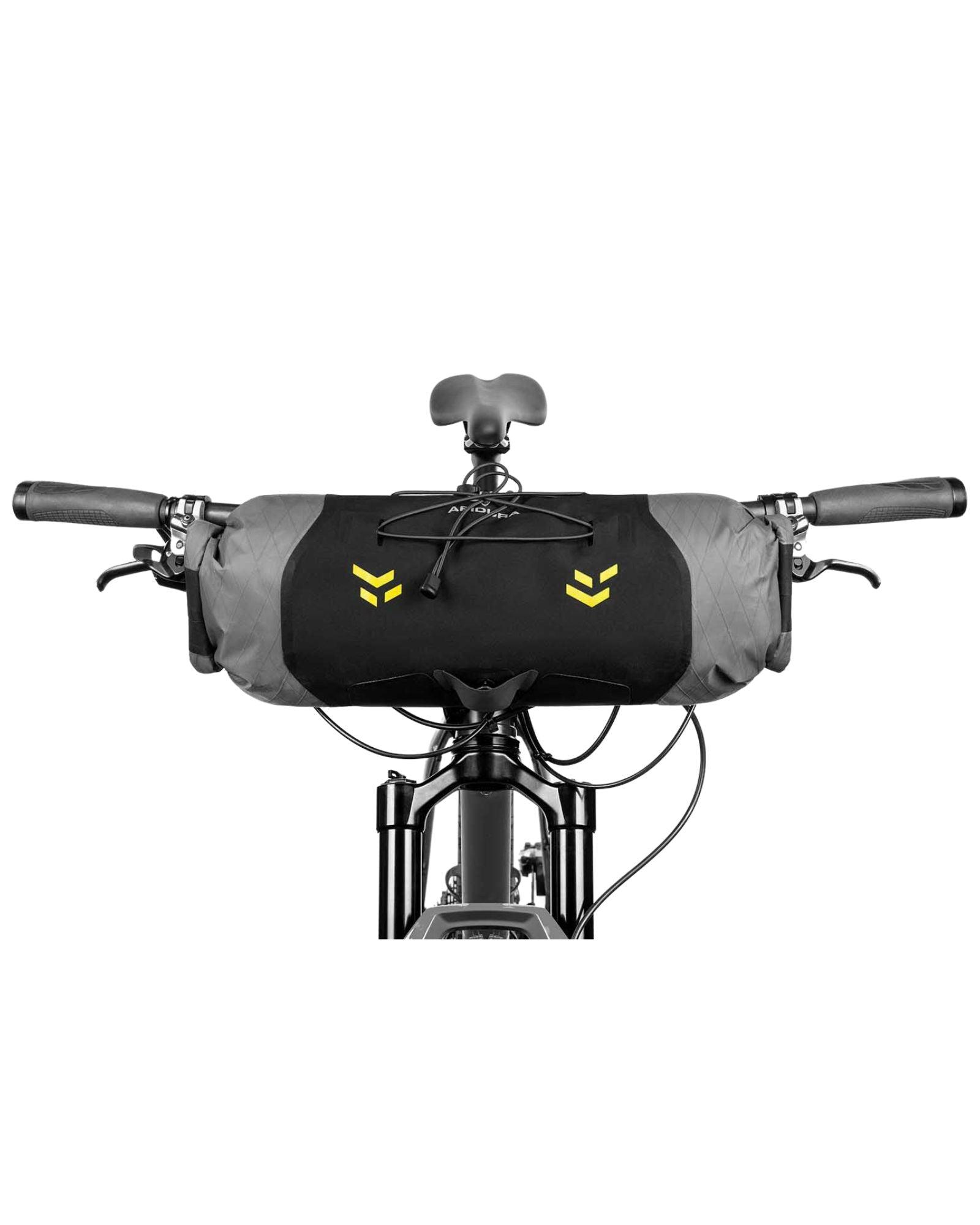Zamknięcie roll-top torby Apidura Backcountry Handlebar Pack