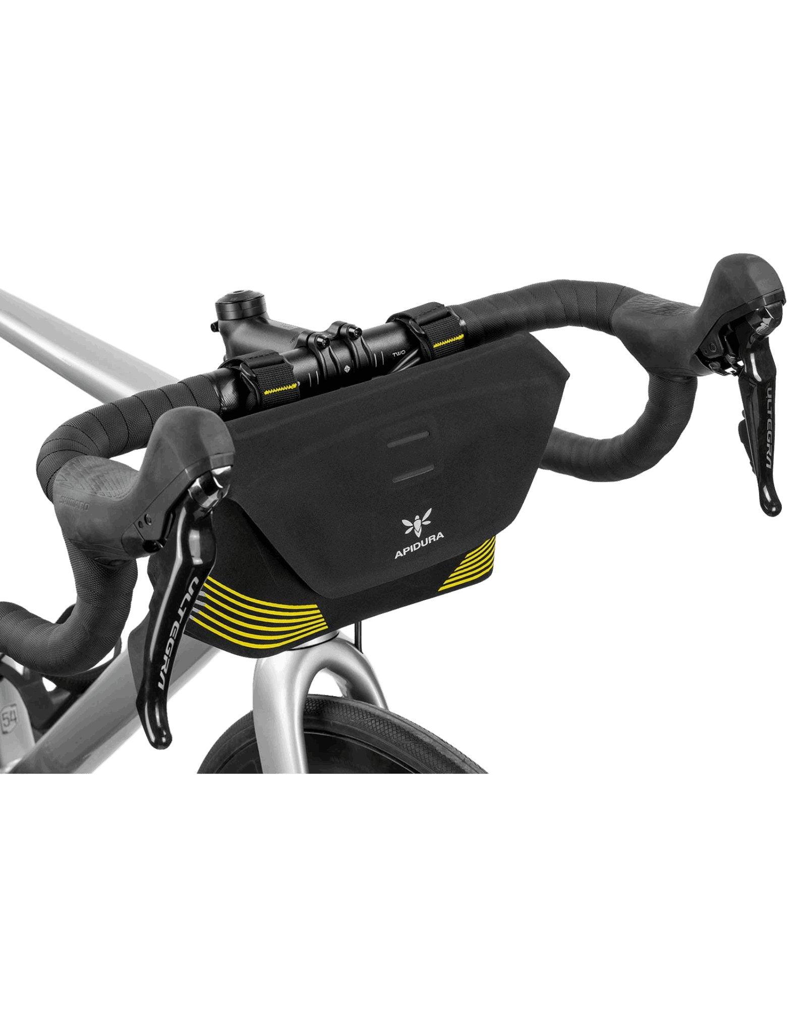Apidura Racing Handlebar Pack 2L zamontowana na kierownicy szosowej