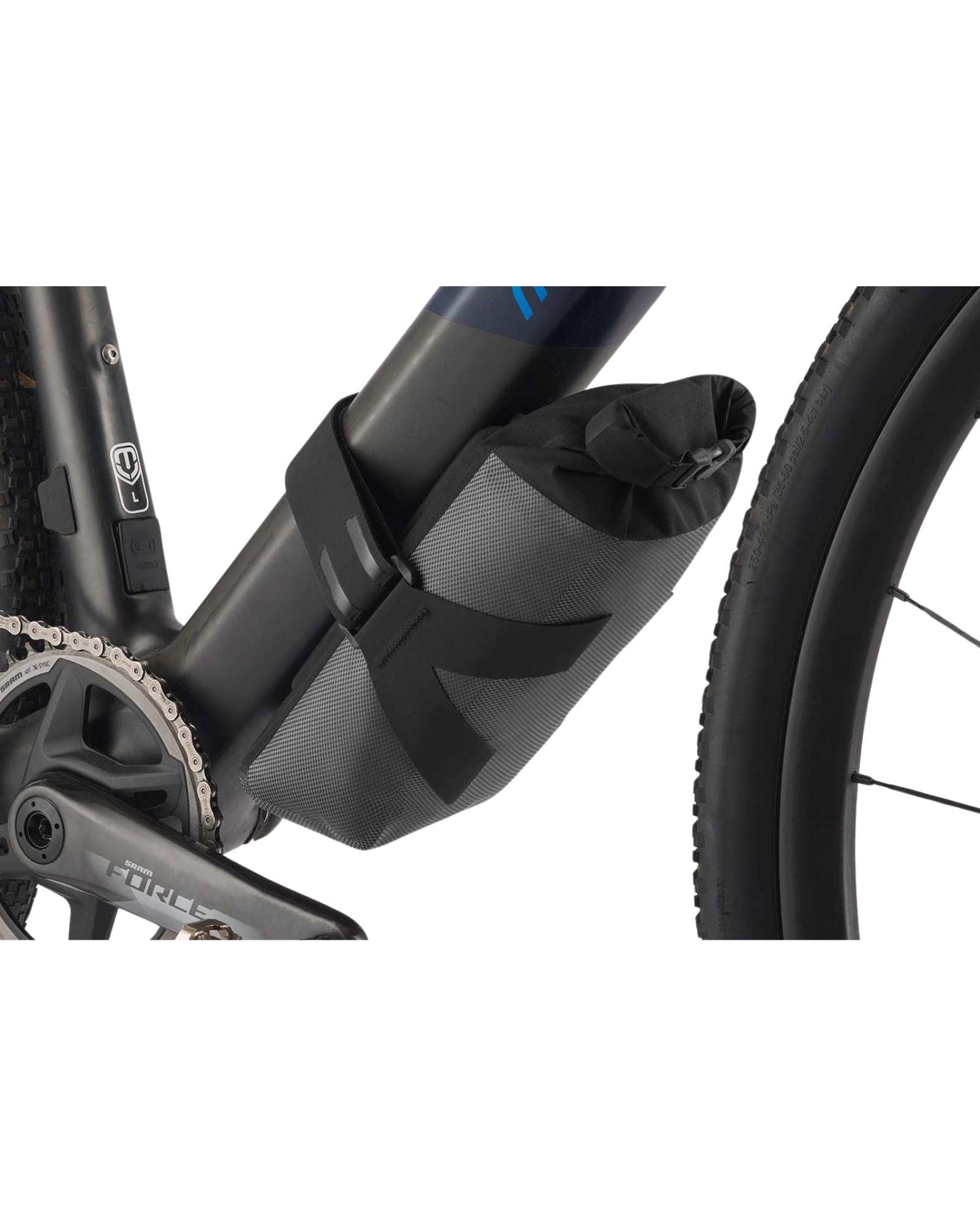 Apidura E-Bike Charger Pack 1.6L z ładowarką roweru elektrycznego w środku