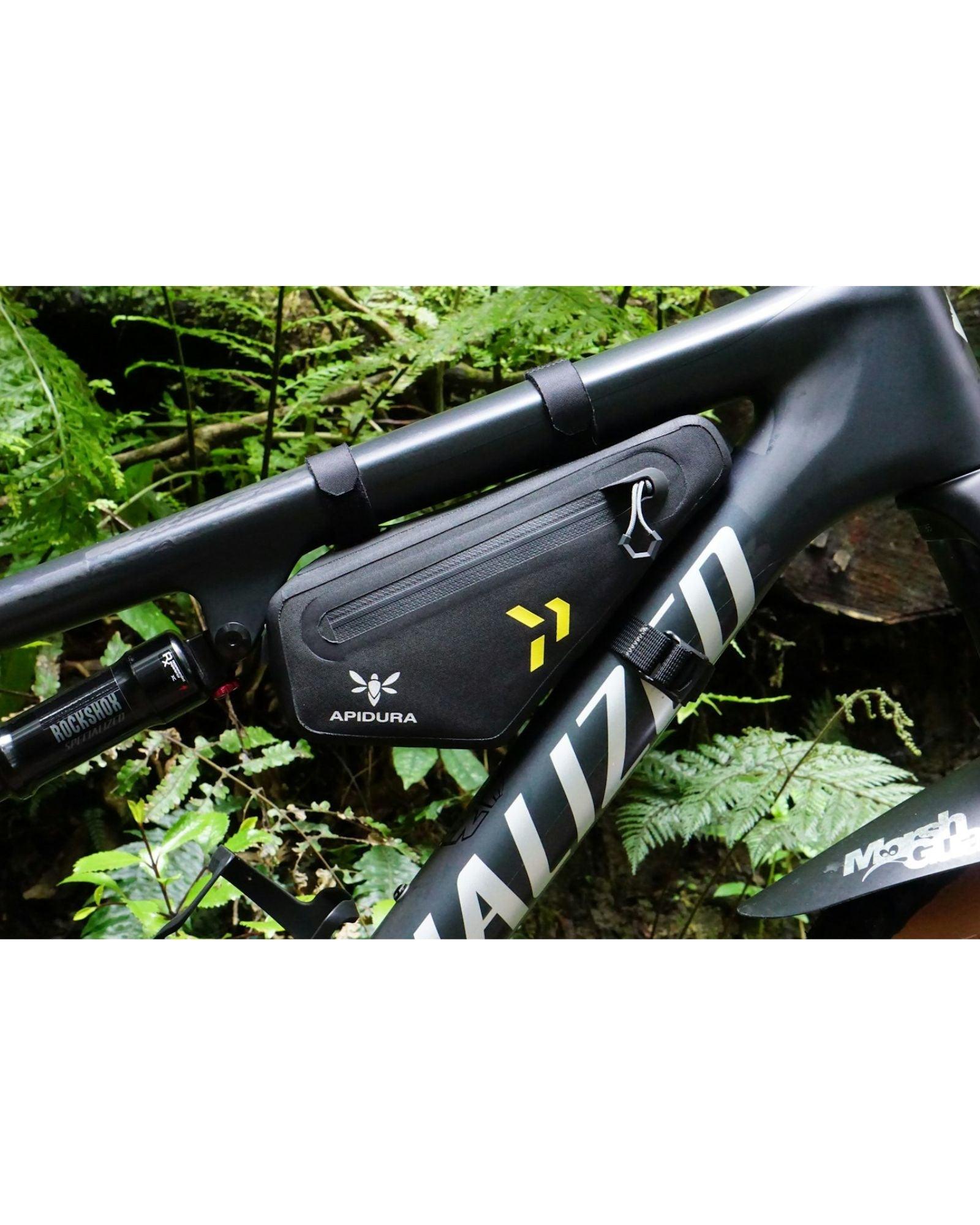 Apidura Backcountry Frame Pack 1L zamontowana na rowerze górskim