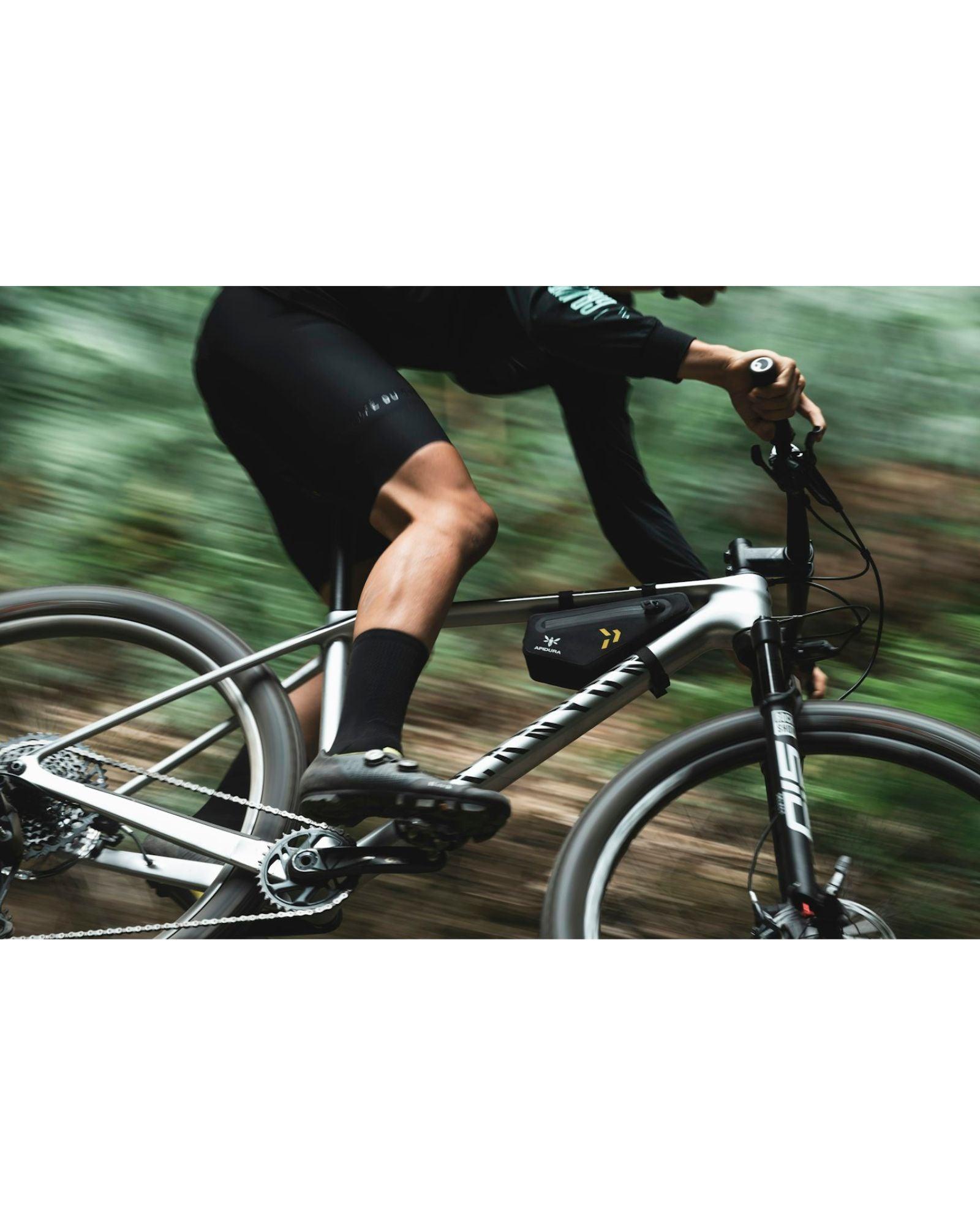 Apidura Backcountry Frame Pack 1L na dętkę, łyżki do opon i multitool