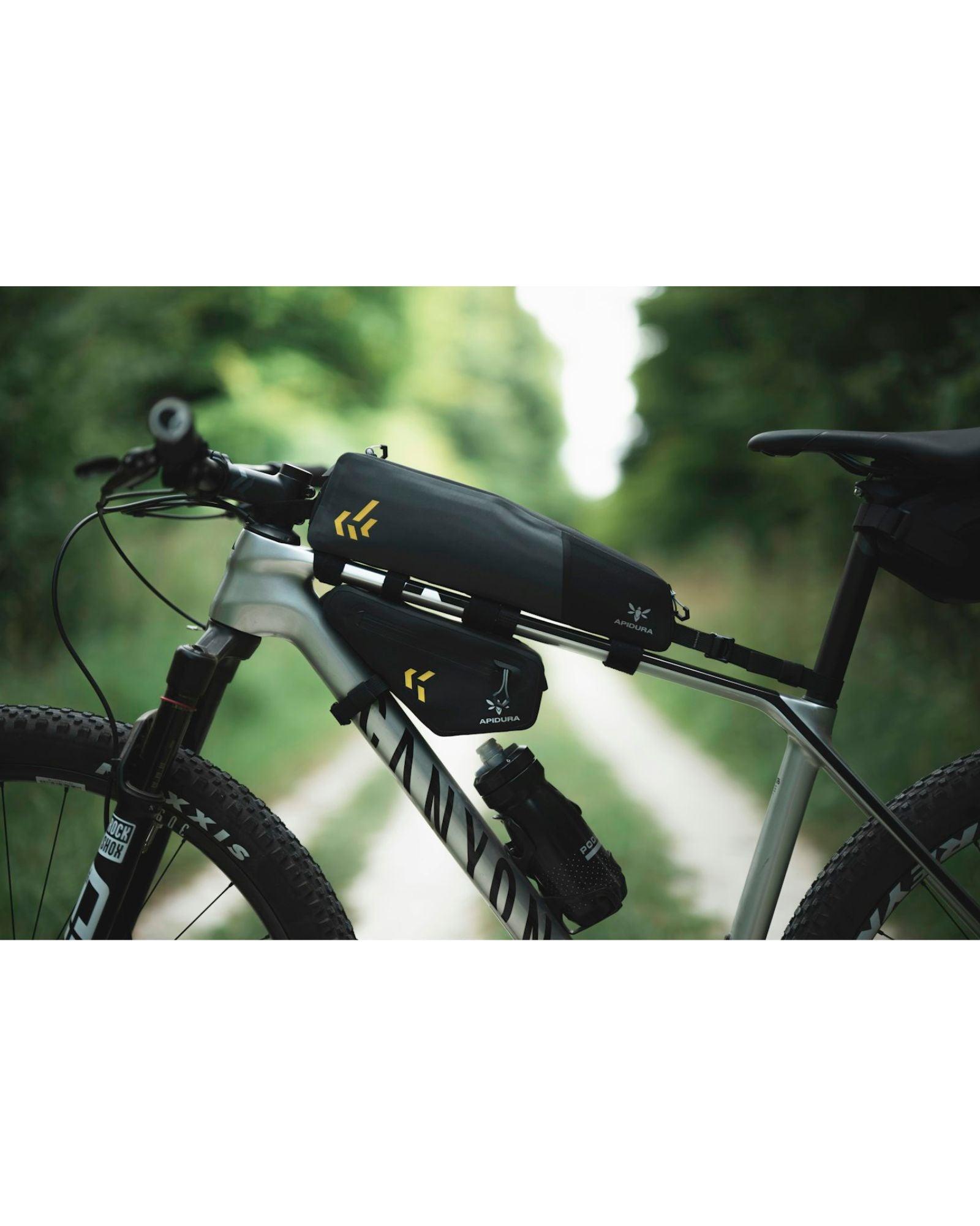 Port na kabel torby Apidura Backcountry Long Top Tube Pack 1.8L