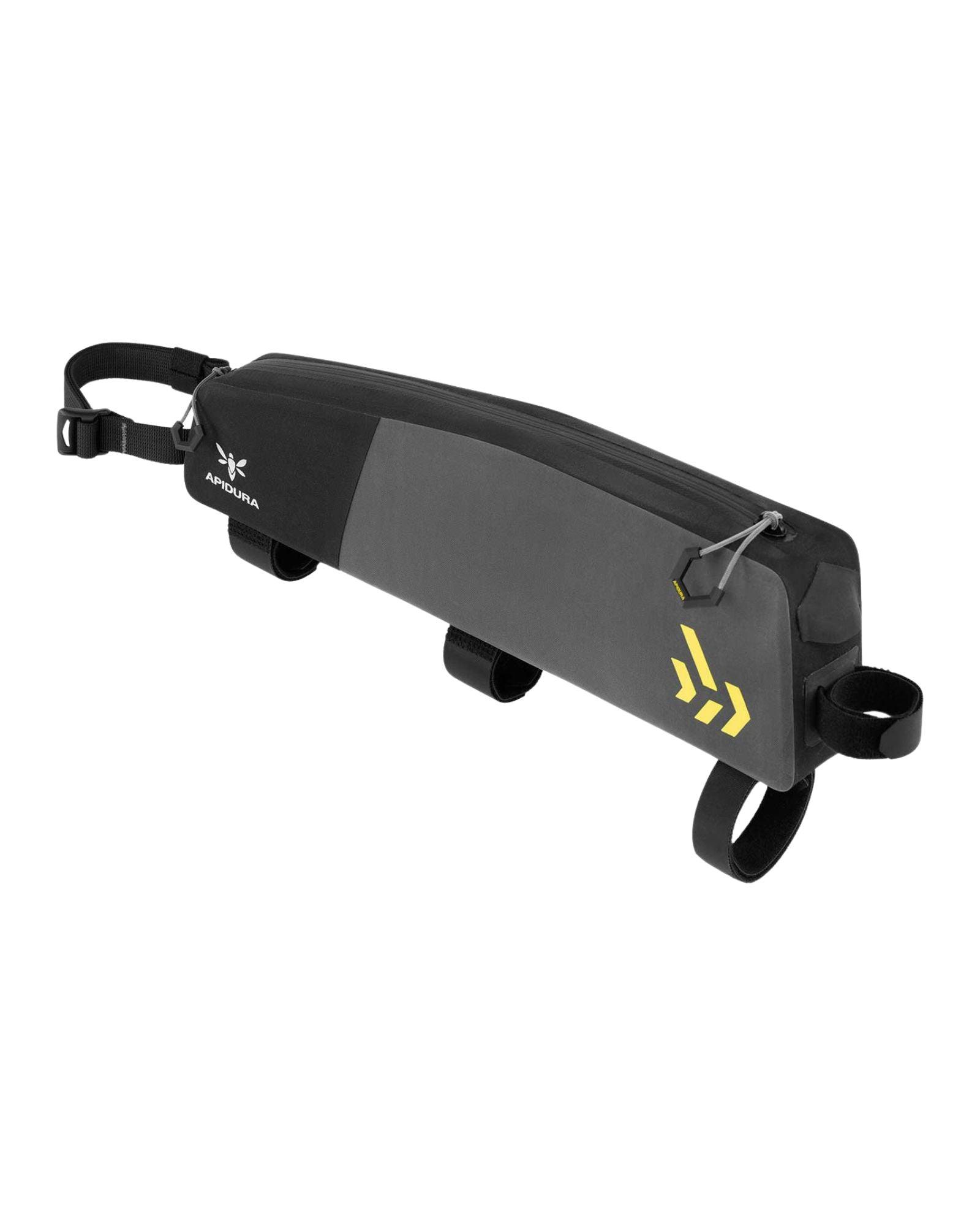 Apidura Backcountry Long Top Tube Pack 1.8L na pochylonej górnej rurze ramy