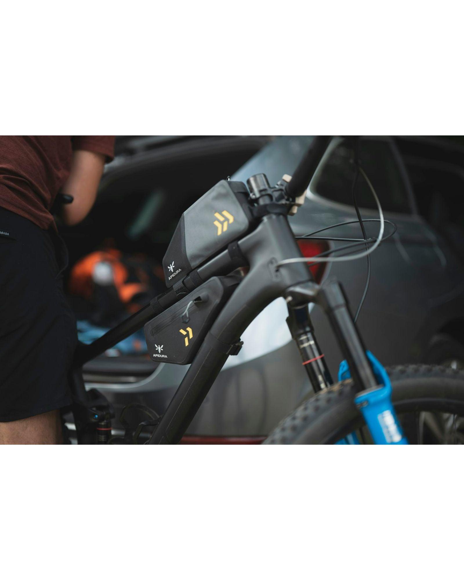 Apidura Backcountry Top Tube Pack 1L z portem na kabel do ładowania