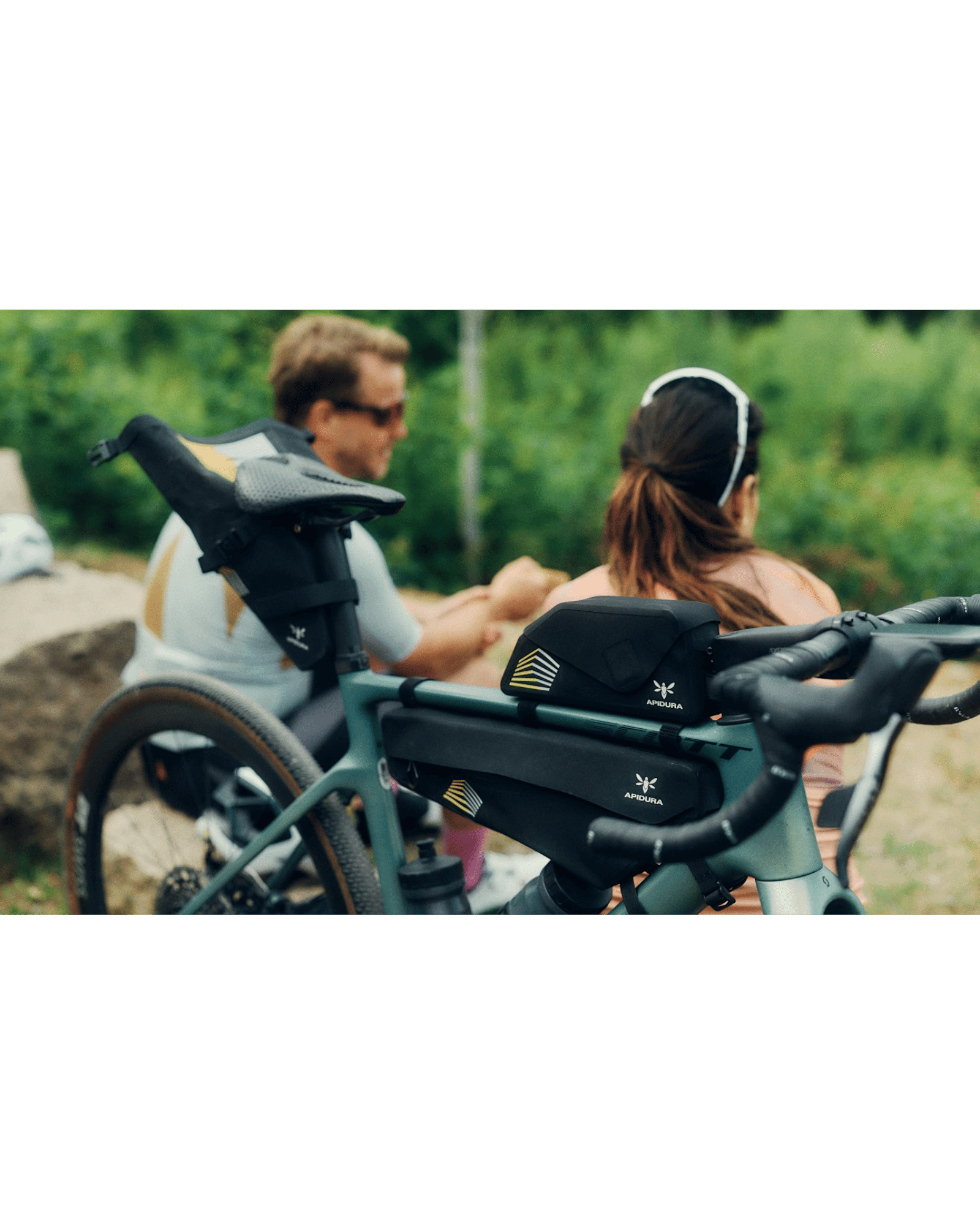 Apidura Racing Top Tube Pack 1L na rowerze szosowym