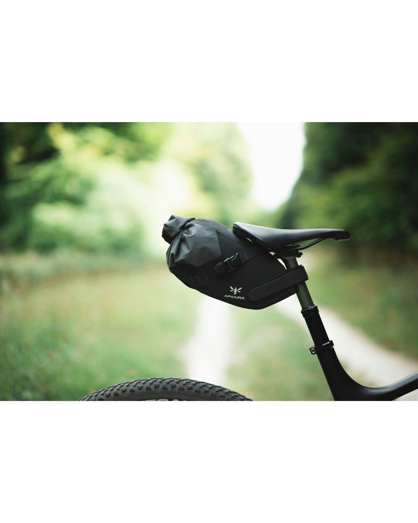 Spłaszczony profil torby Apidura Backcountry Saddle Pack