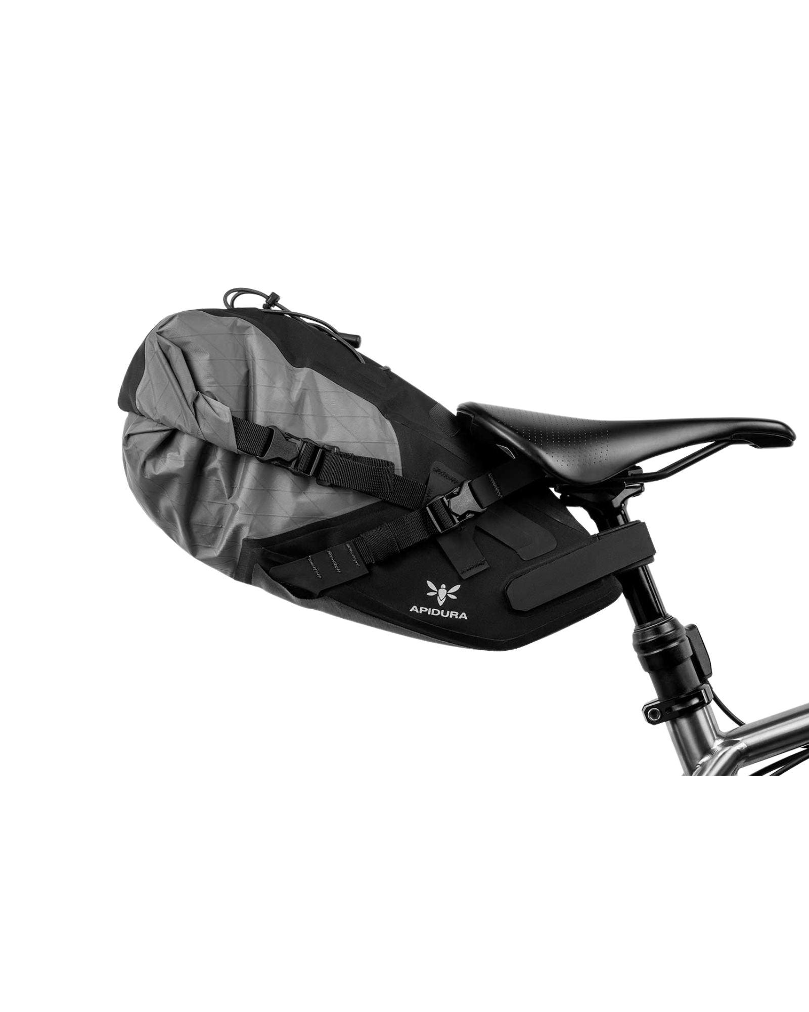 Stabilny montaż torby Apidura Backcountry Saddle Pack w terenie