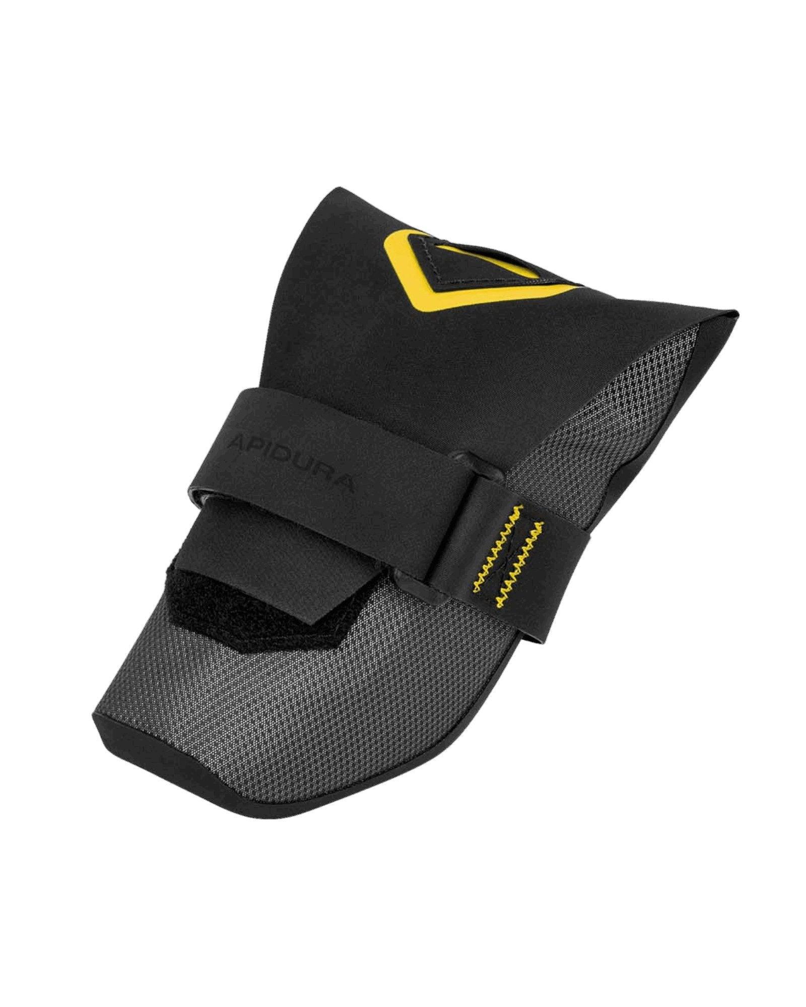 Apidura Expedition Tool Pack zamontowana paskiem Hypalon pod siodłem