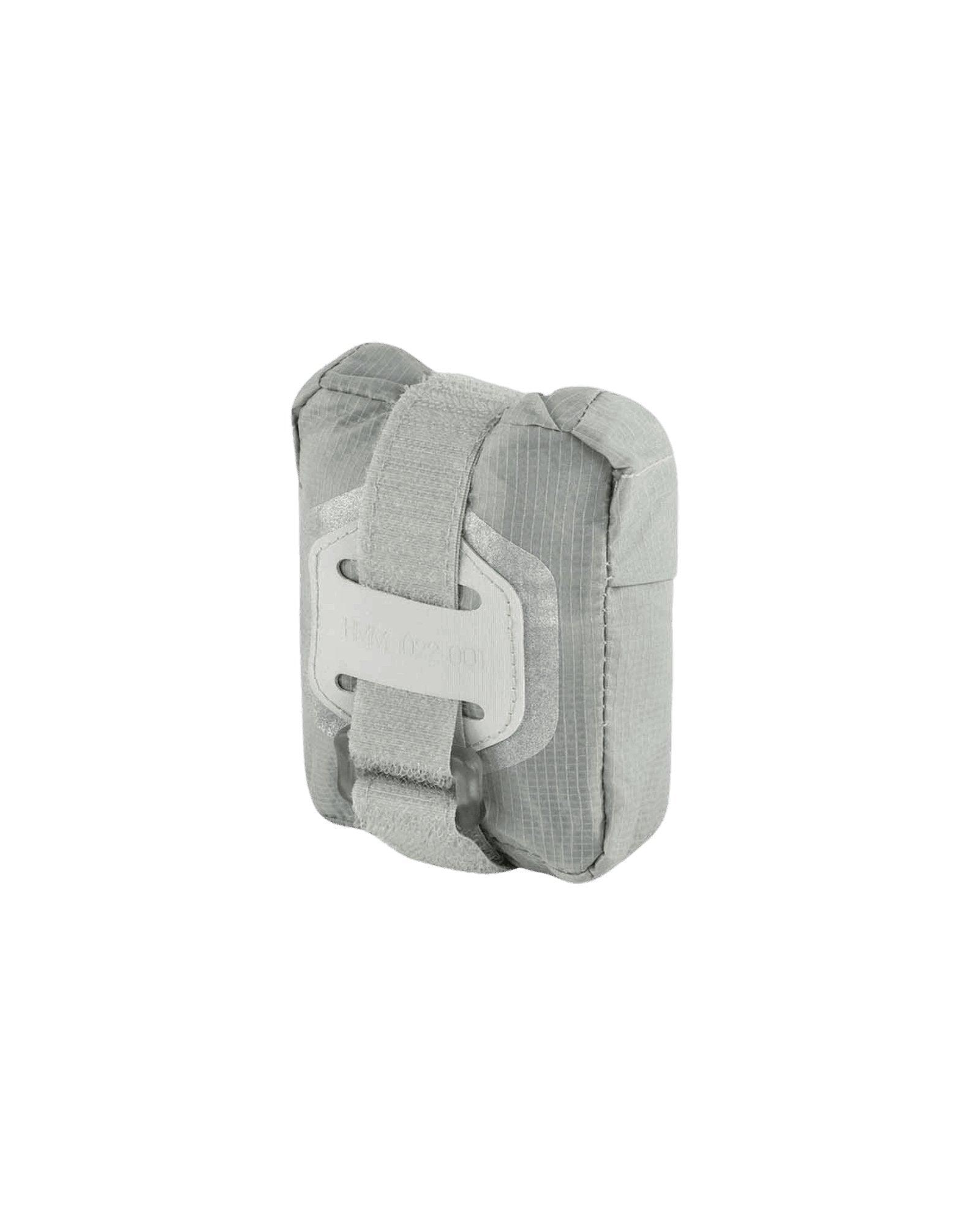 Apidura Packable Musette 7L przymocowana do roweru paskiem na rzep