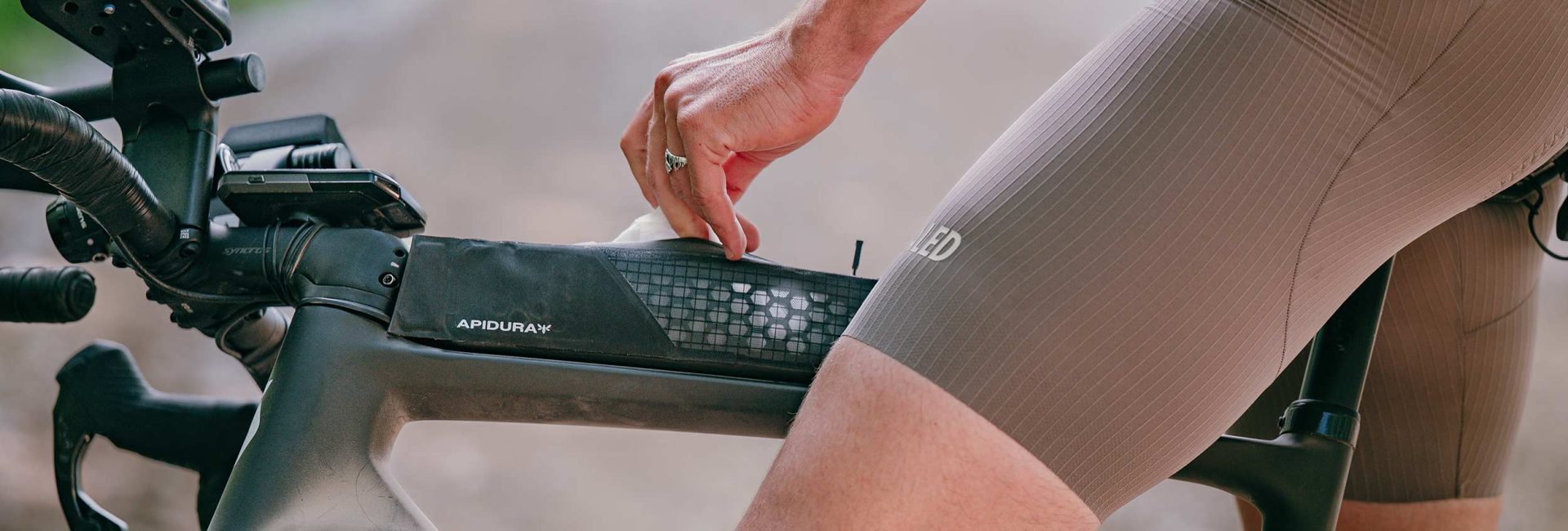 Apidura Aero Bolt-On Long Top Tube Module - baner