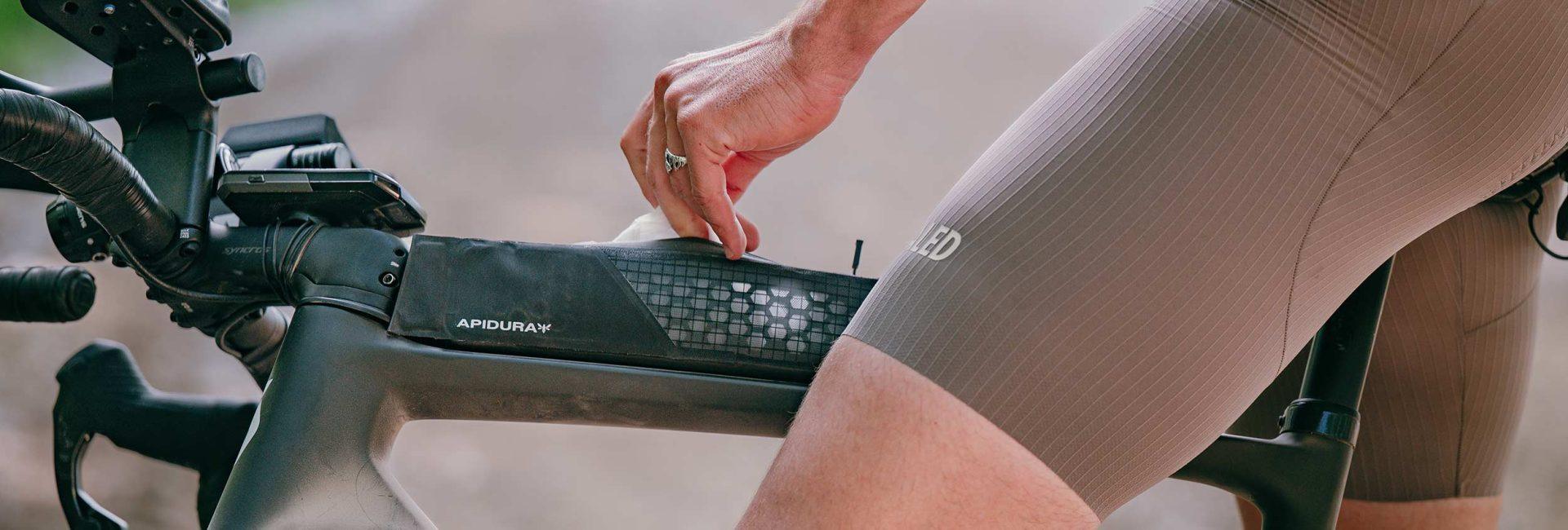 Apidura Aero Bolt-On Long Top Tube Module - baner