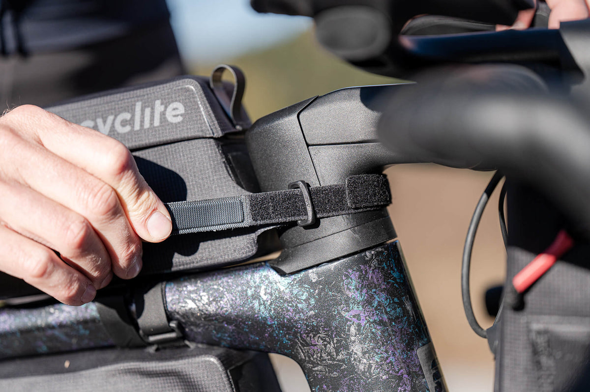 Zapinanie przedniego paska Cyclite Top Tube Bag przy mostku #Kolor_Czarny