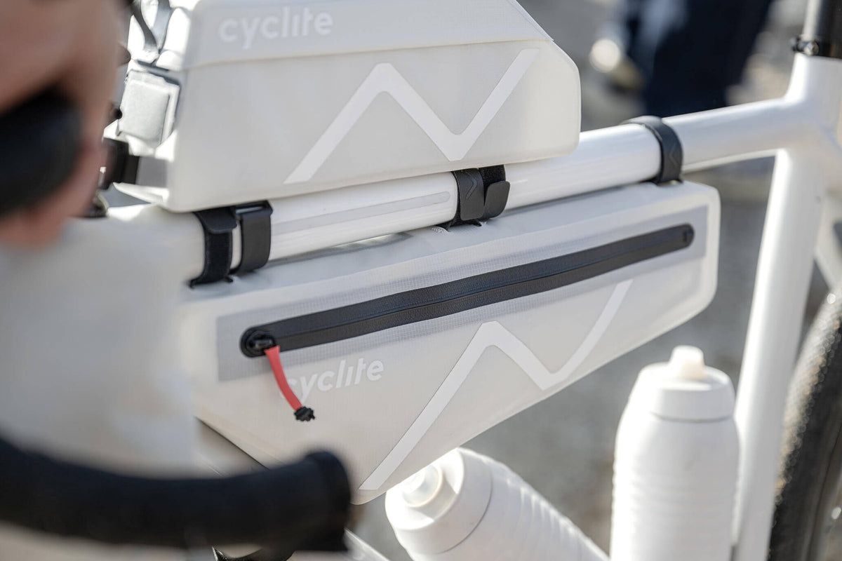 Cyclite Frame Bag 2,8 l, jasnoszara, obok bidonu w ramie