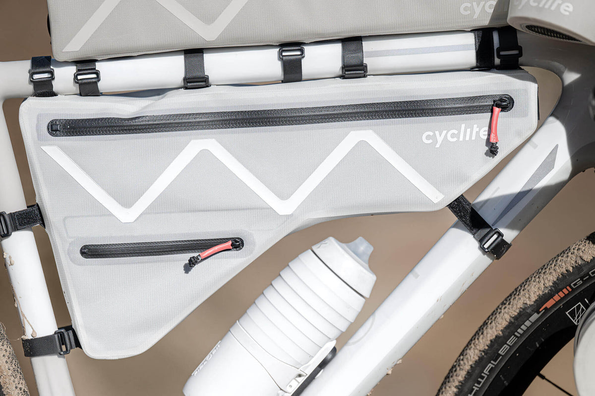 Cyclite Frame Bag Large 3,6 l, jasnoszara, dwie komory i bidon z bliska