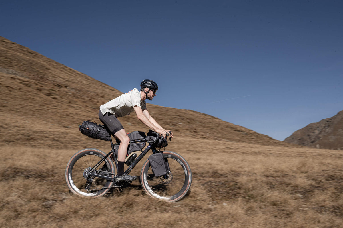 Cyclite Frame Bag Large, czarna, gravel na zboczu