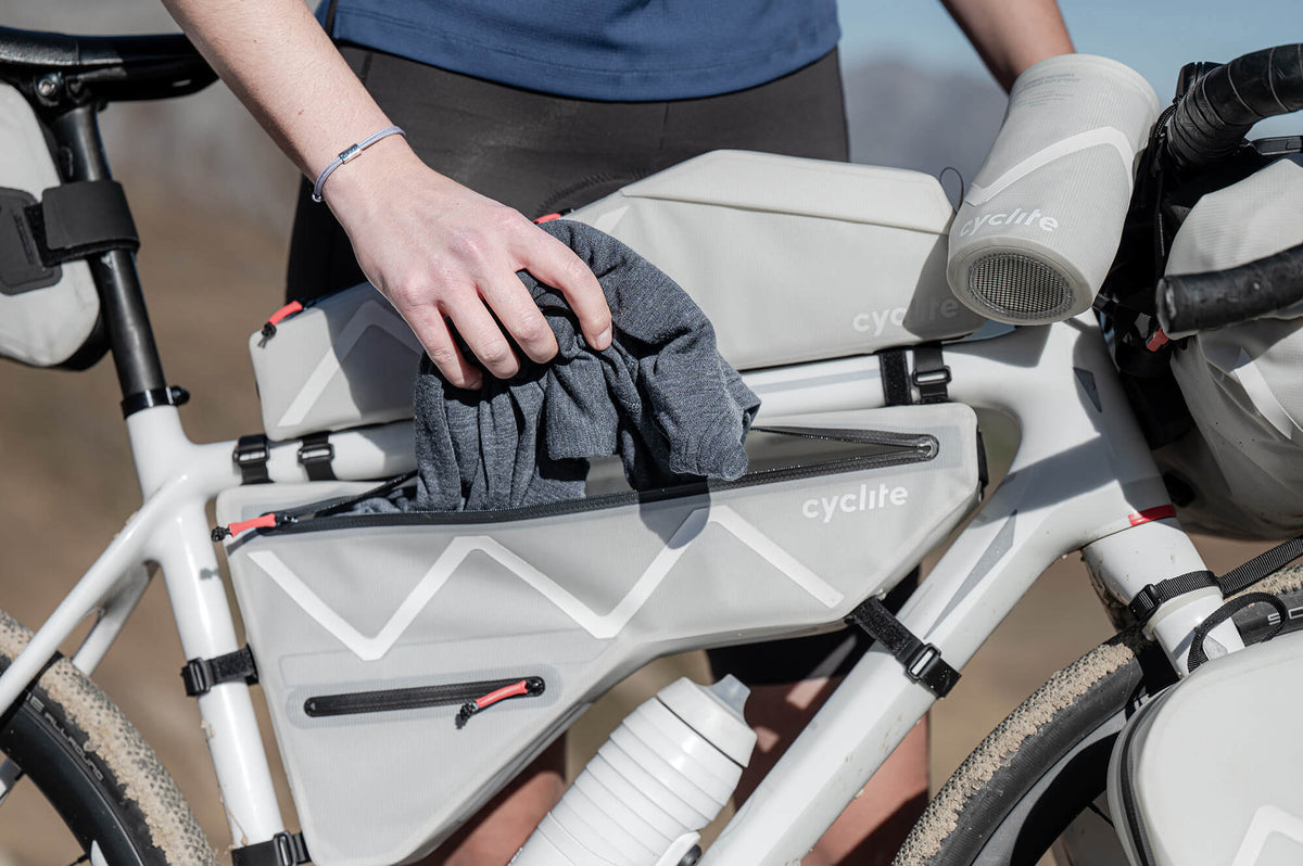Cyclite Frame Bag Large, jasnoszara, pakowanie koszulki do górnej komory #Kolor_Jasnoszary