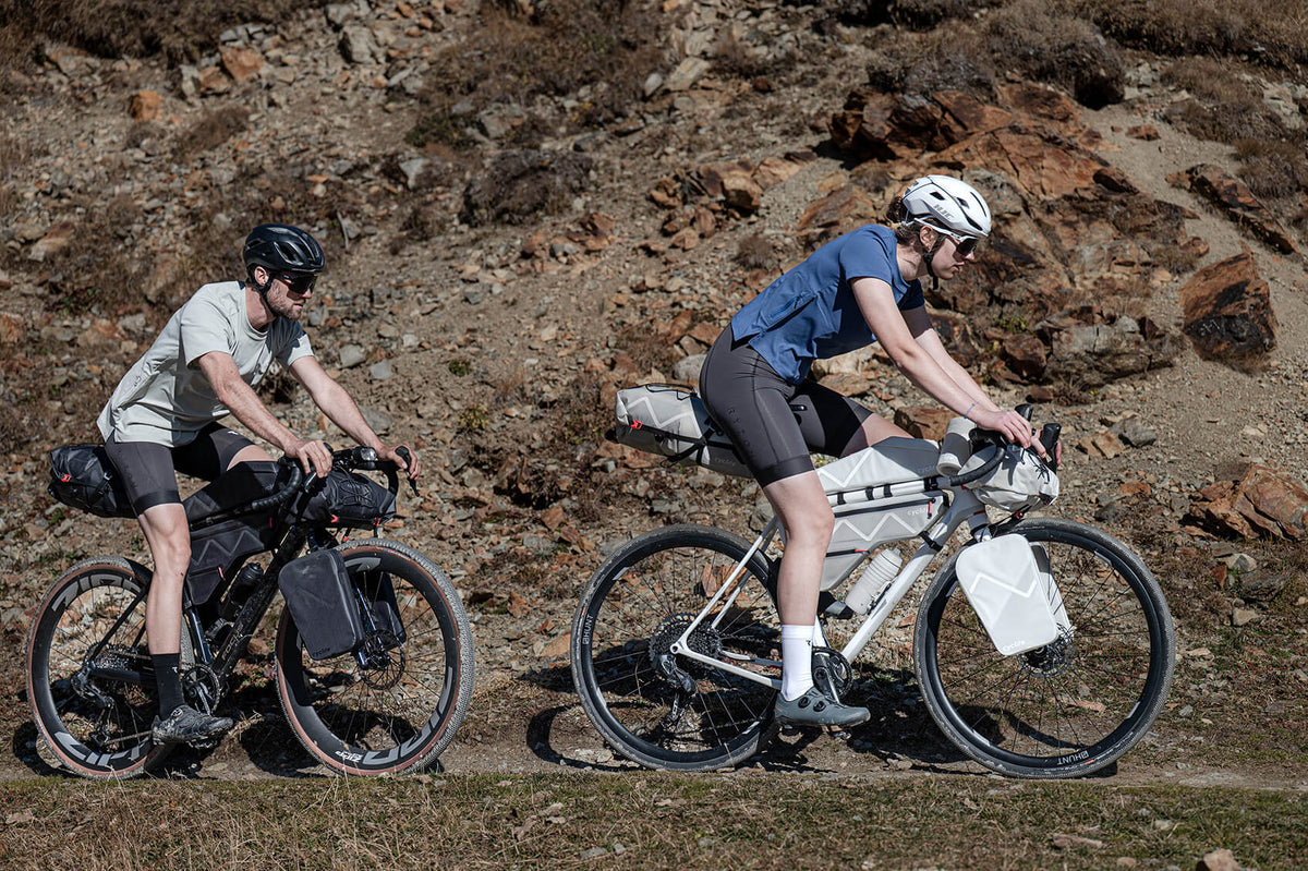 Cyclite Frame Bag Large, czarna i jasnoszara, dwa gravele w górach