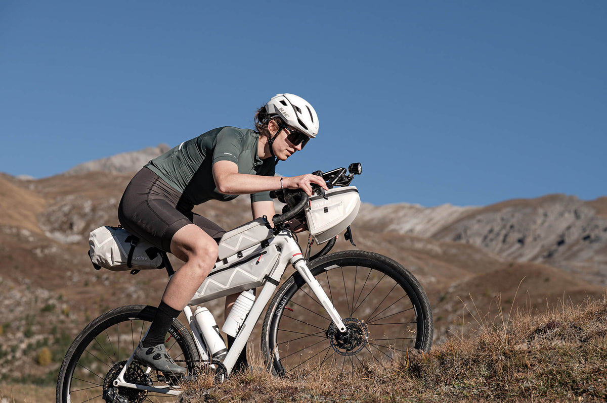 Cyclite Frame Bag XT, jasnoszara, podjazd w terenie