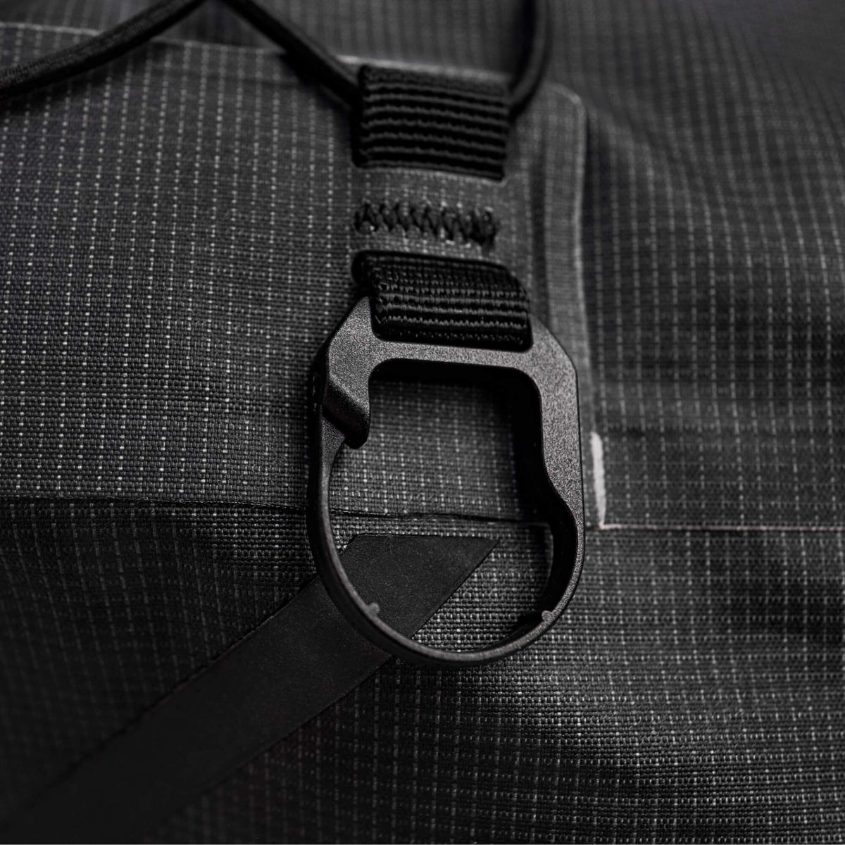 Cyclite Saddle Bag, czarna, haczyki mocowania z bliska
