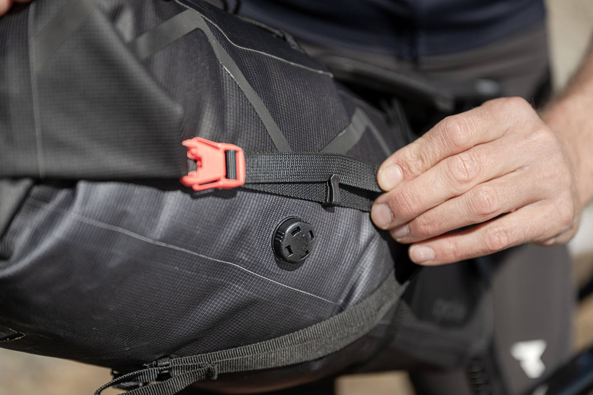 Cyclite Saddle Bag 12,9 l, czarna, klamra i zawór do wypuszczania powietrza z bliska