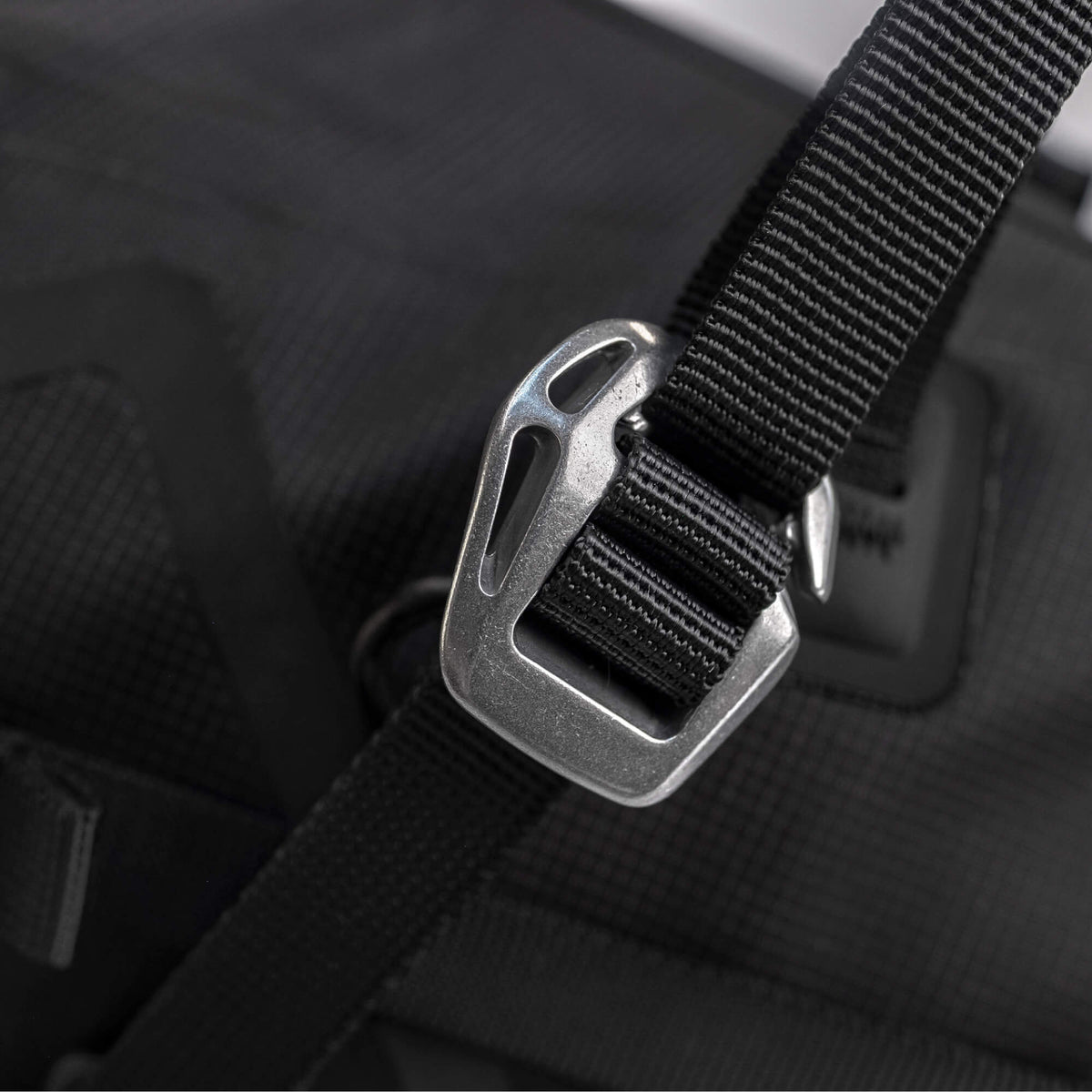 Cyclite Saddle Bag Small, czarna, aluminiowy hak mocowania z bliska