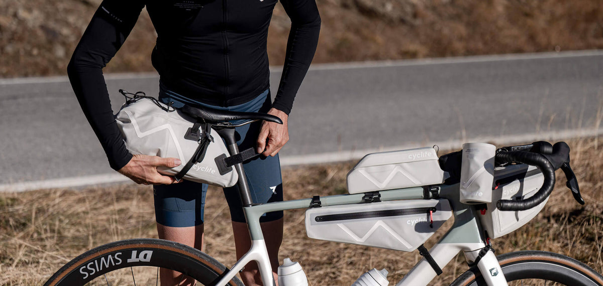 Cyclite Saddle Bag Small, jasnoszara, zakładanie torby pod siodło