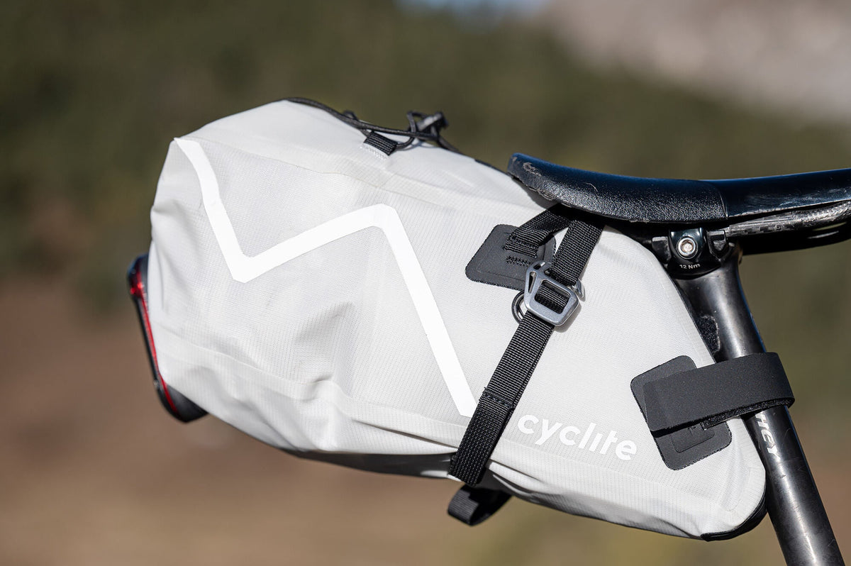Cyclite Saddle Bag Small 6 l, jasnoszara, pod siodłem z bliska #Kolor_Jasnoszary