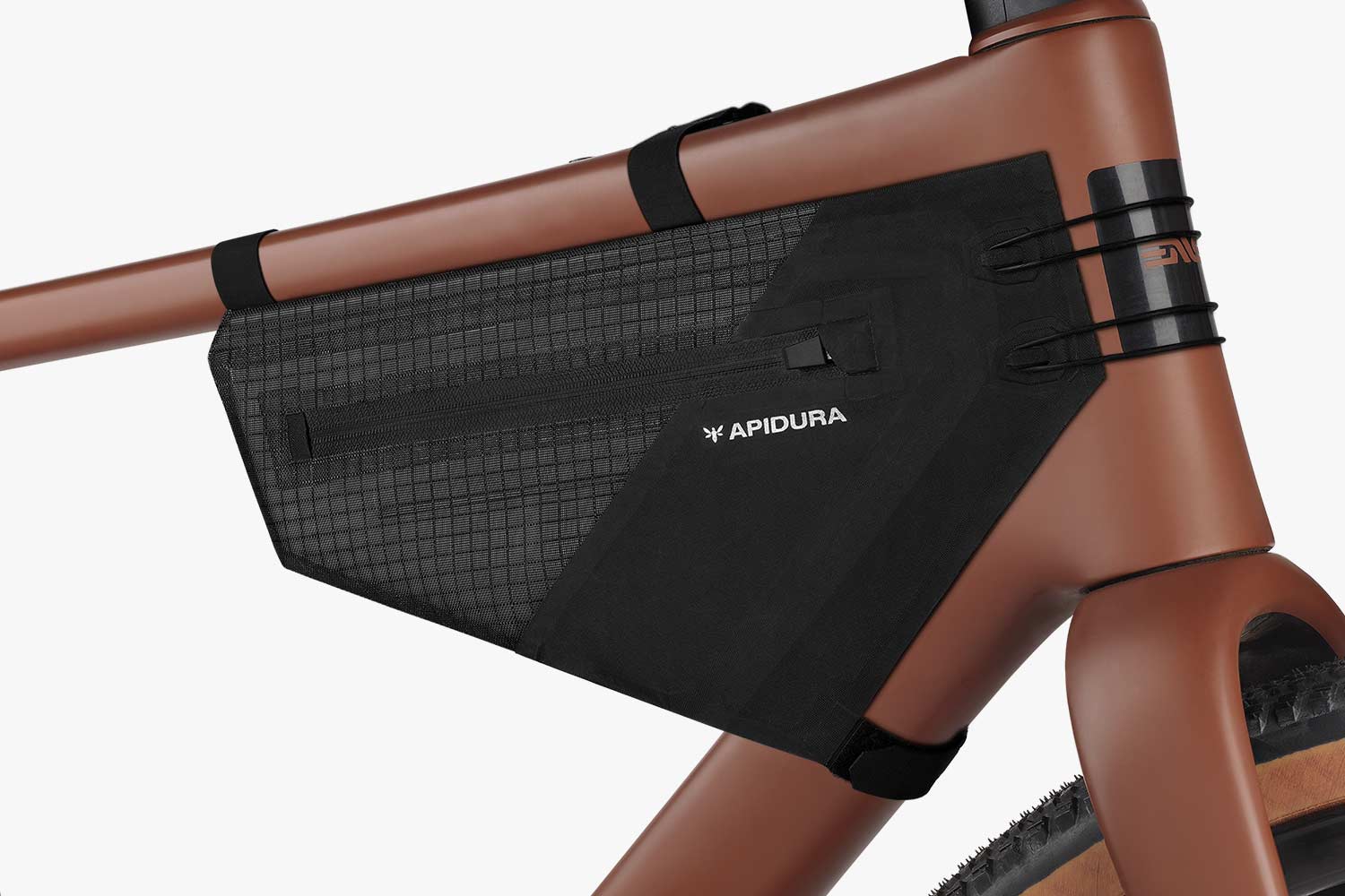 Apidura Aero Frame Module M na rowerze – ujęcie 3