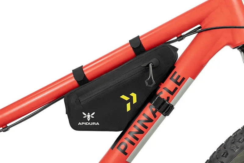 apidura-backcountry-frame-pack-1l-feature-universal-fit-ezgif.com-video-to-webp-converter - Najs Bike
