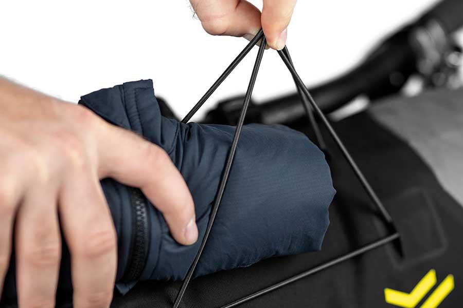 apidura-backcountry-handlebar-pack-feature-bungee - Najs Bike