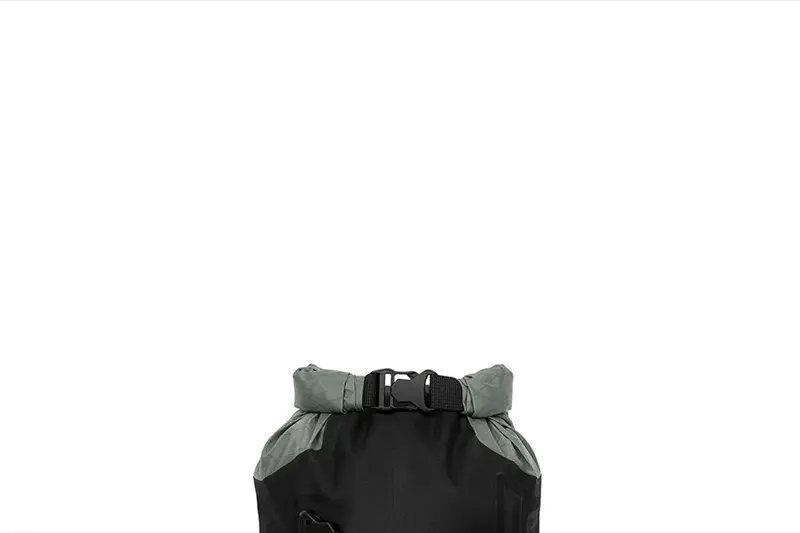 apidura-backcountry-handlebar-pack-feature-flexible-capacity-ezgif.com-video-to-webp-converter - Najs Bike