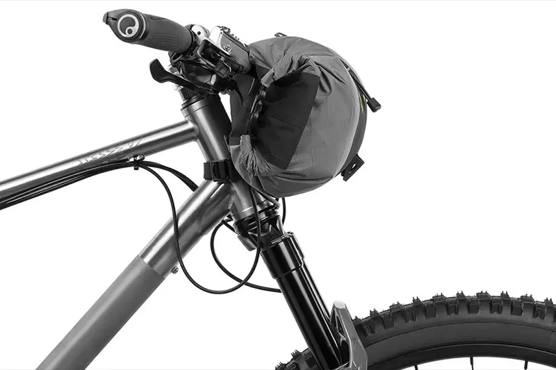 apidura-backcountry-handlebar-pack-feature-sturdy-anti-jump-attachment-ezgif.com-video-to-webp-converter - Najs Bike