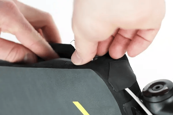 apidura-backcountry-long-top-tube-pack-1.8l-feature-cable-port-ezgif.com-video-to-webp-converter - Najs Bike