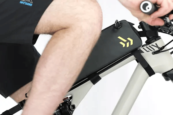 apidura-backcountry-long-top-tube-pack-1.8l-feature-knee-clearance-ezgif.com-video-to-webp-converter - Najs Bike
