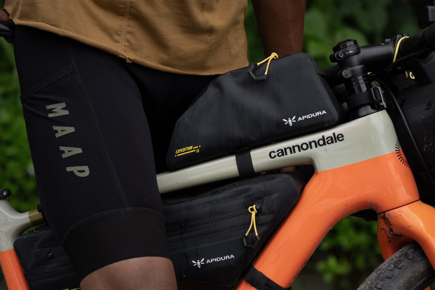 Port na kabel w torbie Apidura Expedition Bolt-On Top Tube Pack 1L